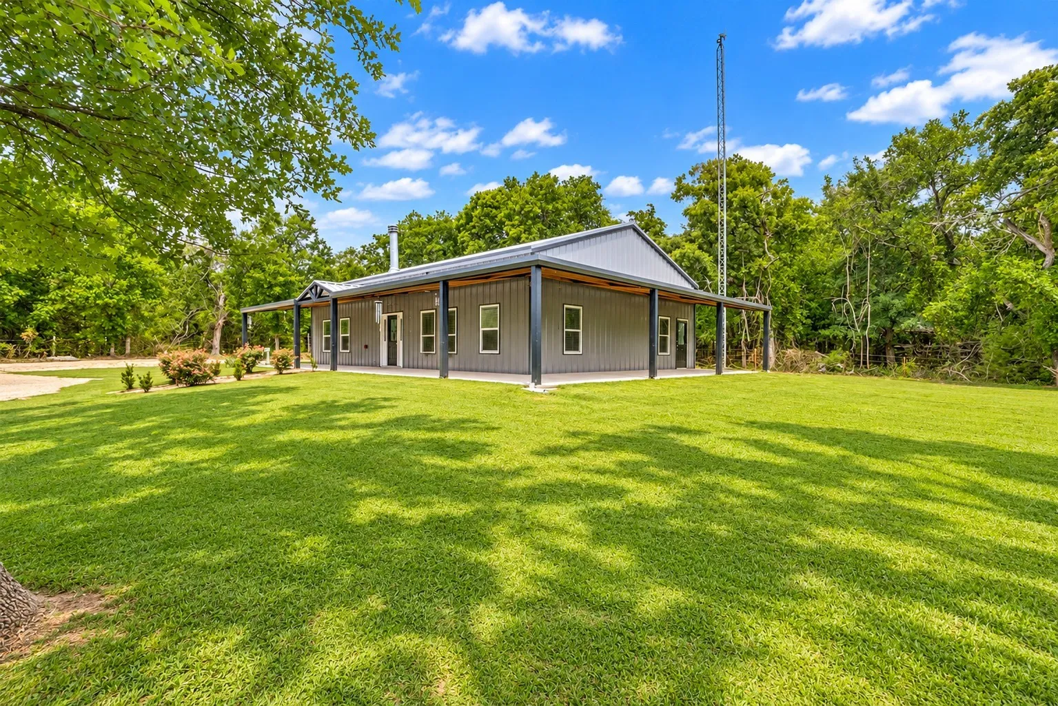Single Family Residence For Sale in Johnson County , 5115 County Road 423, Grandview, Texas 76050, 3 Bedroom, 2 Bathroom, 2 Garage spaces, 1,500 Sqft, built in 2021, mls#21414851, Real Estate Agent in Grandview, Homes For Sale in Johnson county, Homes For Sale in Grandview, Realtor in Grandview Texas, Real Estate Brokerage Independent Realty Texas, Luminita Cordes Realtor