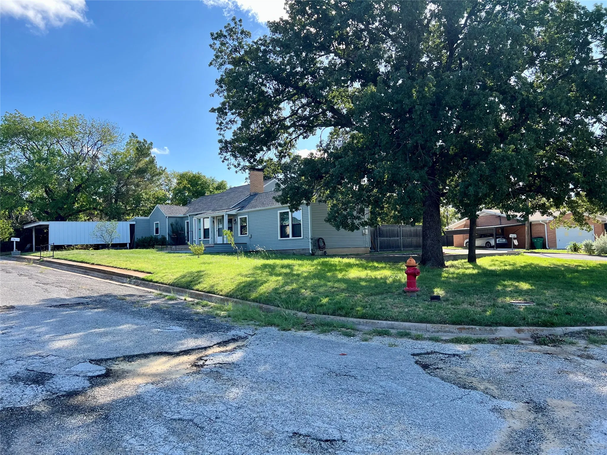 Single Family Residence For Sale in Montague County , 603 W Cedar Street, Nocona, Texas 76255, 3 Bedroom, 2 Bathroom, 2 Garage spaces, 1,443 Sqft, built in 1937, mls#21414904, Real Estate Agent in Nocona, Homes For Sale in Montague county, Homes For Sale in Nocona, Realtor in Nocona Texas, Real Estate Brokerage Independent Realty Texas, Luminita Cordes Realtor
