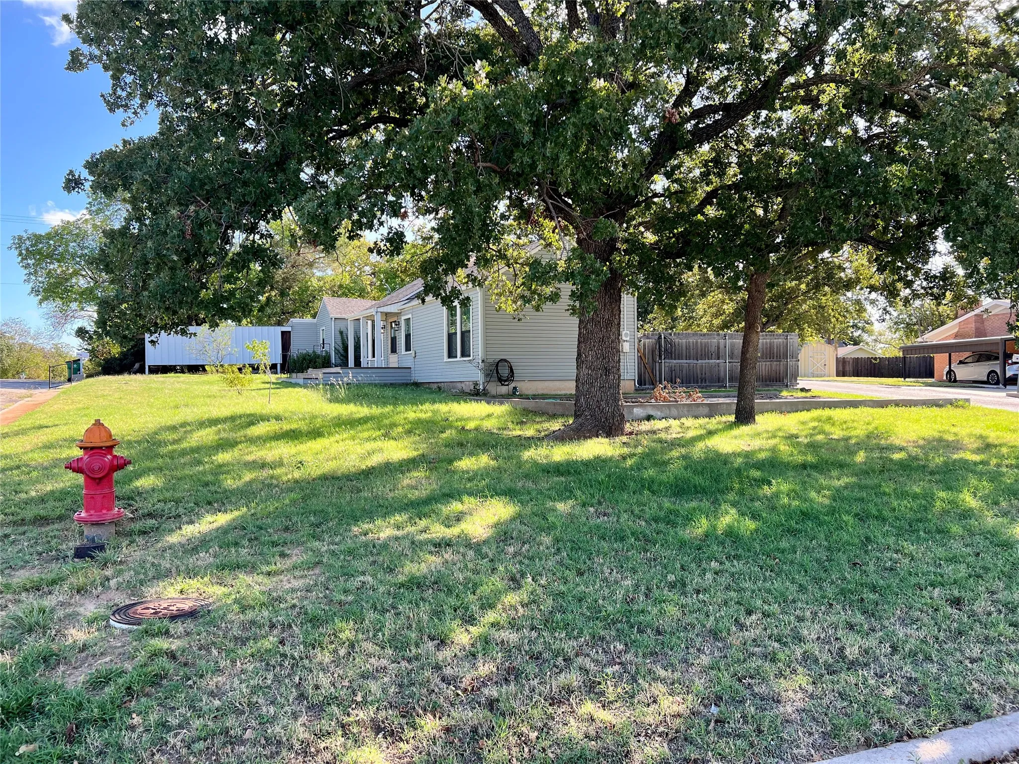 Single Family Residence For Sale in Montague County , 603 W Cedar Street, Nocona, Texas 76255, 3 Bedroom, 2 Bathroom, 2 Garage spaces, 1,443 Sqft, built in 1937, mls#21414904, Real Estate Agent in Nocona, Homes For Sale in Montague county, Homes For Sale in Nocona, Realtor in Nocona Texas, Real Estate Brokerage Independent Realty Texas, Luminita Cordes Realtor