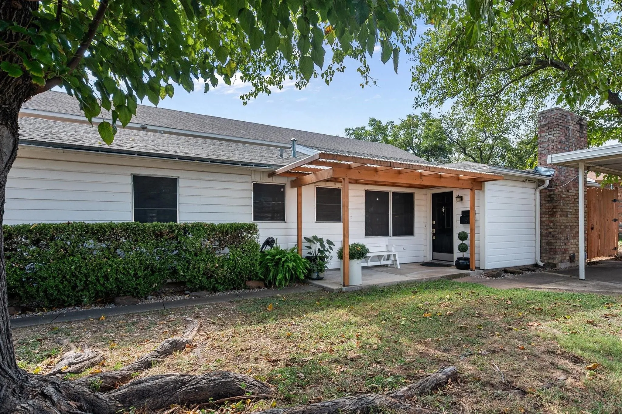 Single Family Residence For Sale in Dallas County , 2548 Wood Valley Place, Dallas, Texas 75211, 5 Bedroom, 3 Bathroom, 2 Garage spaces, 3,416 Sqft, built in 1960, mls#21415109, Real Estate Agent in Dallas, Homes For Sale in Dallas county, Homes For Sale in Dallas, Realtor in Dallas Texas, Real Estate Brokerage Independent Realty Texas, Luminita Cordes Realtor