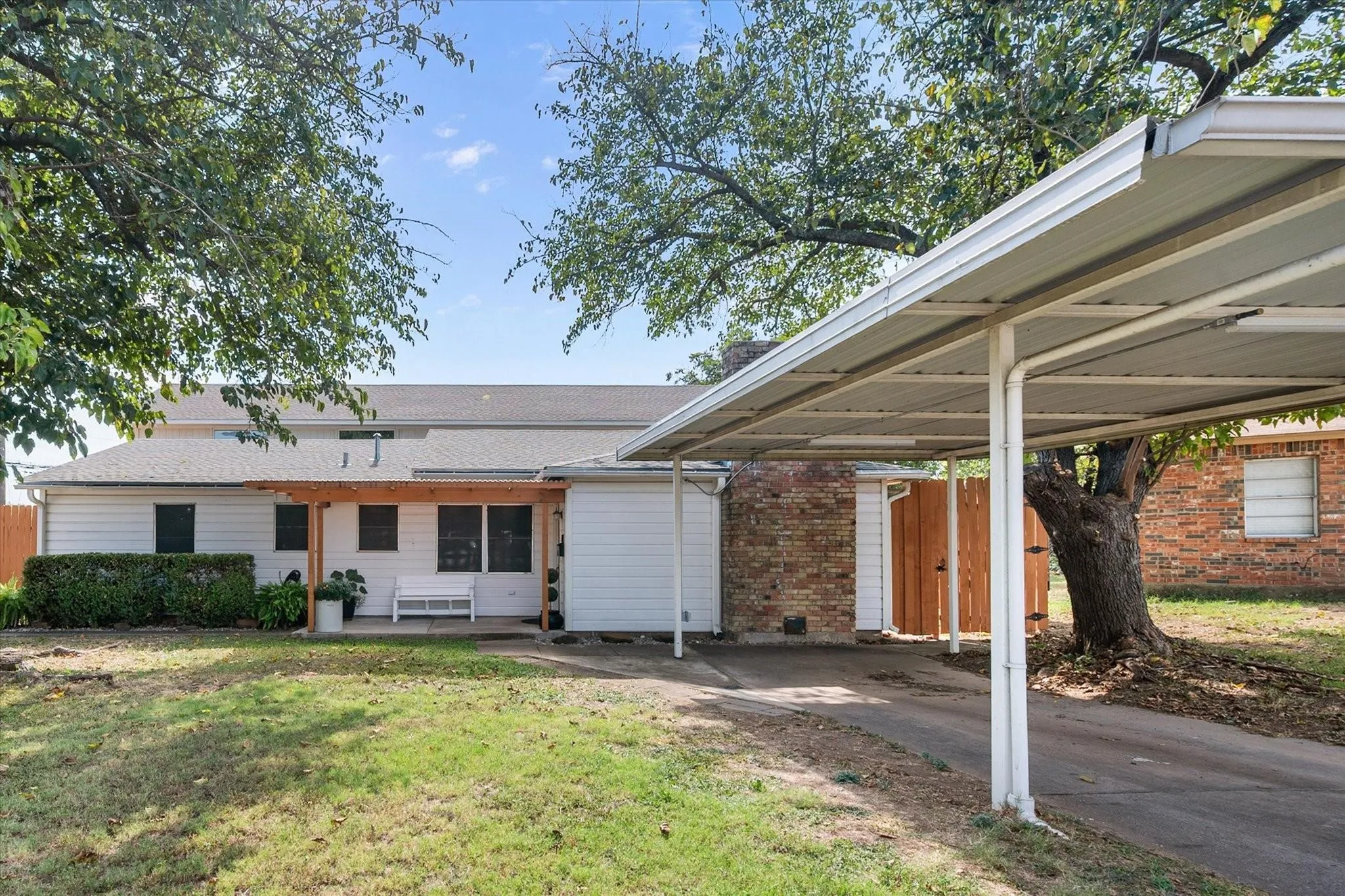 Single Family Residence For Sale in Dallas County , 2548 Wood Valley Place, Dallas, Texas 75211, 5 Bedroom, 3 Bathroom, 2 Garage spaces, 3,416 Sqft, built in 1960, mls#21415109, Real Estate Agent in Dallas, Homes For Sale in Dallas county, Homes For Sale in Dallas, Realtor in Dallas Texas, Real Estate Brokerage Independent Realty Texas, Luminita Cordes Realtor