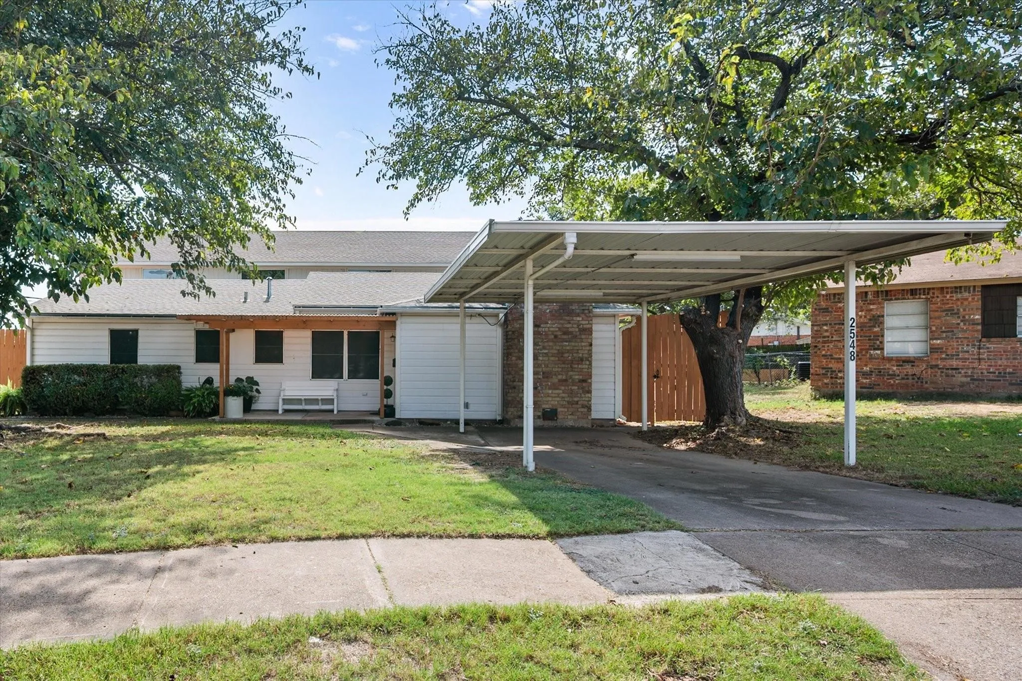 Single Family Residence For Sale in Dallas County , 2548 Wood Valley Place, Dallas, Texas 75211, 5 Bedroom, 3 Bathroom, 2 Garage spaces, 3,416 Sqft, built in 1960, mls#21415109, Real Estate Agent in Dallas, Homes For Sale in Dallas county, Homes For Sale in Dallas, Realtor in Dallas Texas, Real Estate Brokerage Independent Realty Texas, Luminita Cordes Realtor