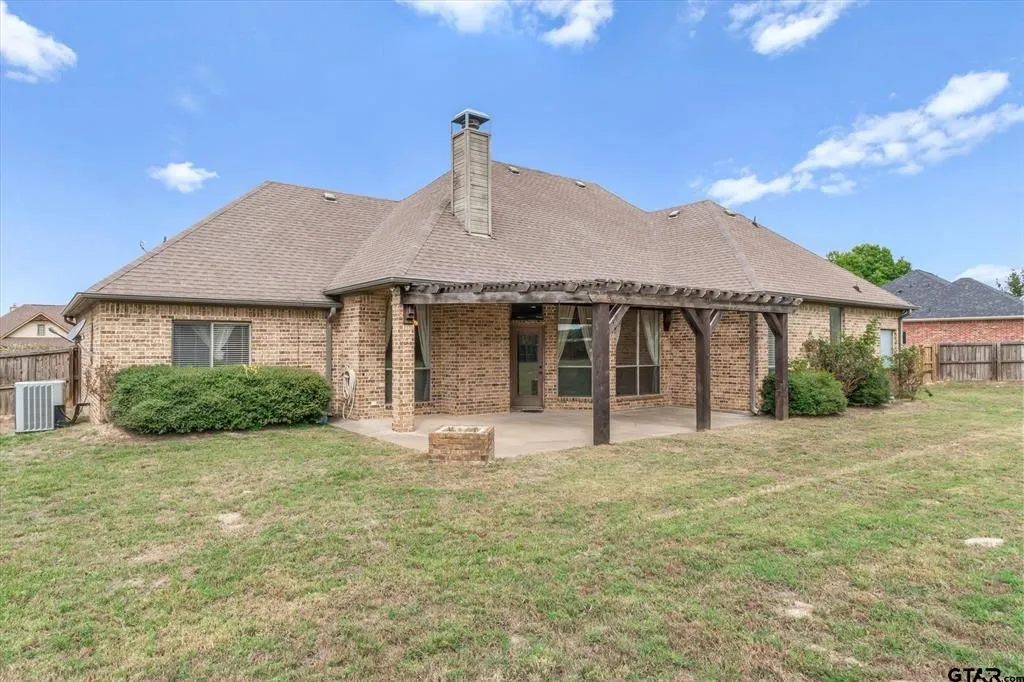 Single Family Residence For Sale in Van Zandt County , 112 Lake MeadowDrive, Canton, Texas 75103, 4 Bedroom, 2 Bathroom, 2 Garage spaces, 2,098 Sqft, built in 2005, mls#21415134, Real Estate Agent in Canton, Homes For Sale in Van Zandt county, Homes For Sale in Canton, Realtor in Canton Texas, Real Estate Brokerage Independent Realty Texas, Luminita Cordes Realtor