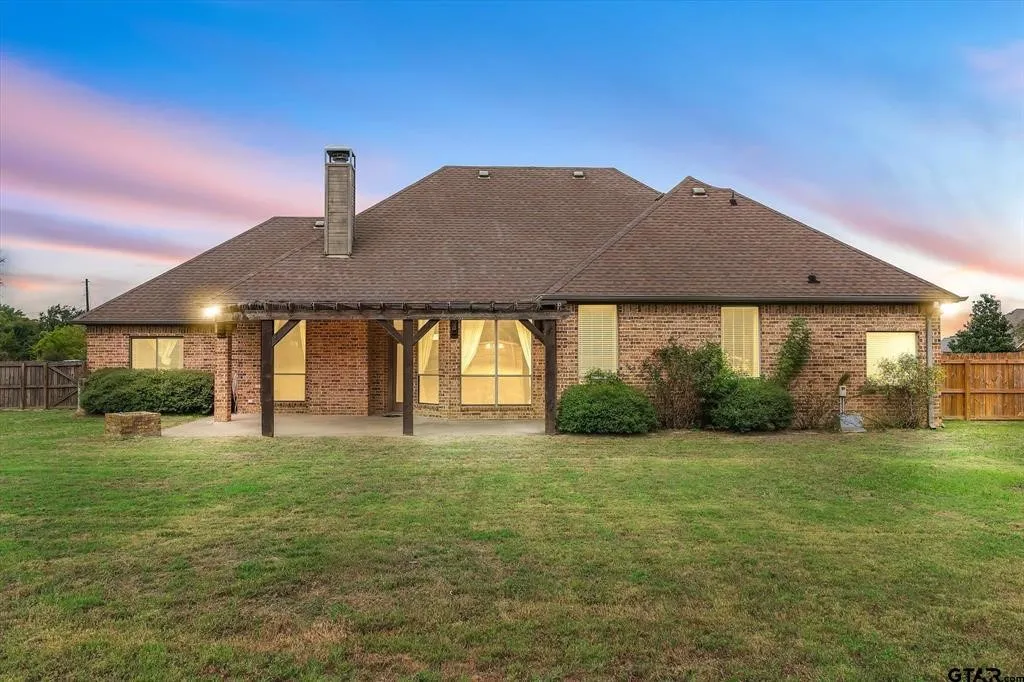 Single Family Residence For Sale in Van Zandt County , 112 Lake MeadowDrive, Canton, Texas 75103, 4 Bedroom, 2 Bathroom, 2 Garage spaces, 2,098 Sqft, built in 2005, mls#21415134, Real Estate Agent in Canton, Homes For Sale in Van Zandt county, Homes For Sale in Canton, Realtor in Canton Texas, Real Estate Brokerage Independent Realty Texas, Luminita Cordes Realtor