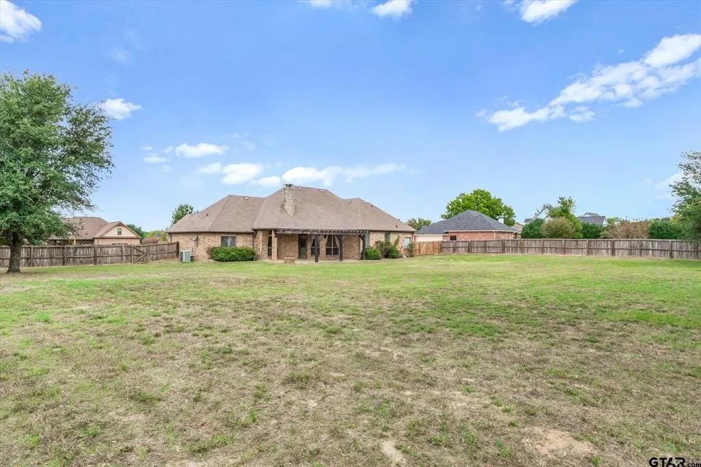 Single Family Residence For Sale in Van Zandt County , 112 Lake MeadowDrive, Canton, Texas 75103, 4 Bedroom, 2 Bathroom, 2 Garage spaces, 2,098 Sqft, built in 2005, mls#21415134, Real Estate Agent in Canton, Homes For Sale in Van Zandt county, Homes For Sale in Canton, Realtor in Canton Texas, Real Estate Brokerage Independent Realty Texas, Luminita Cordes Realtor