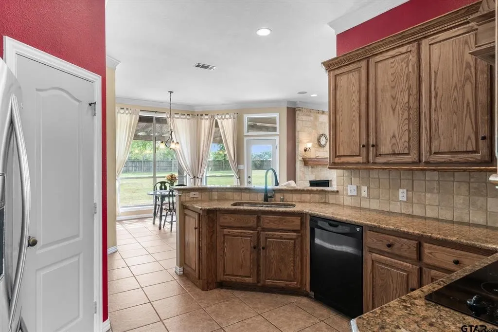 Single Family Residence For Sale in Van Zandt County , 112 Lake MeadowDrive, Canton, Texas 75103, 4 Bedroom, 2 Bathroom, 2 Garage spaces, 2,098 Sqft, built in 2005, mls#21415134, Real Estate Agent in Canton, Homes For Sale in Van Zandt county, Homes For Sale in Canton, Realtor in Canton Texas, Real Estate Brokerage Independent Realty Texas, Luminita Cordes Realtor