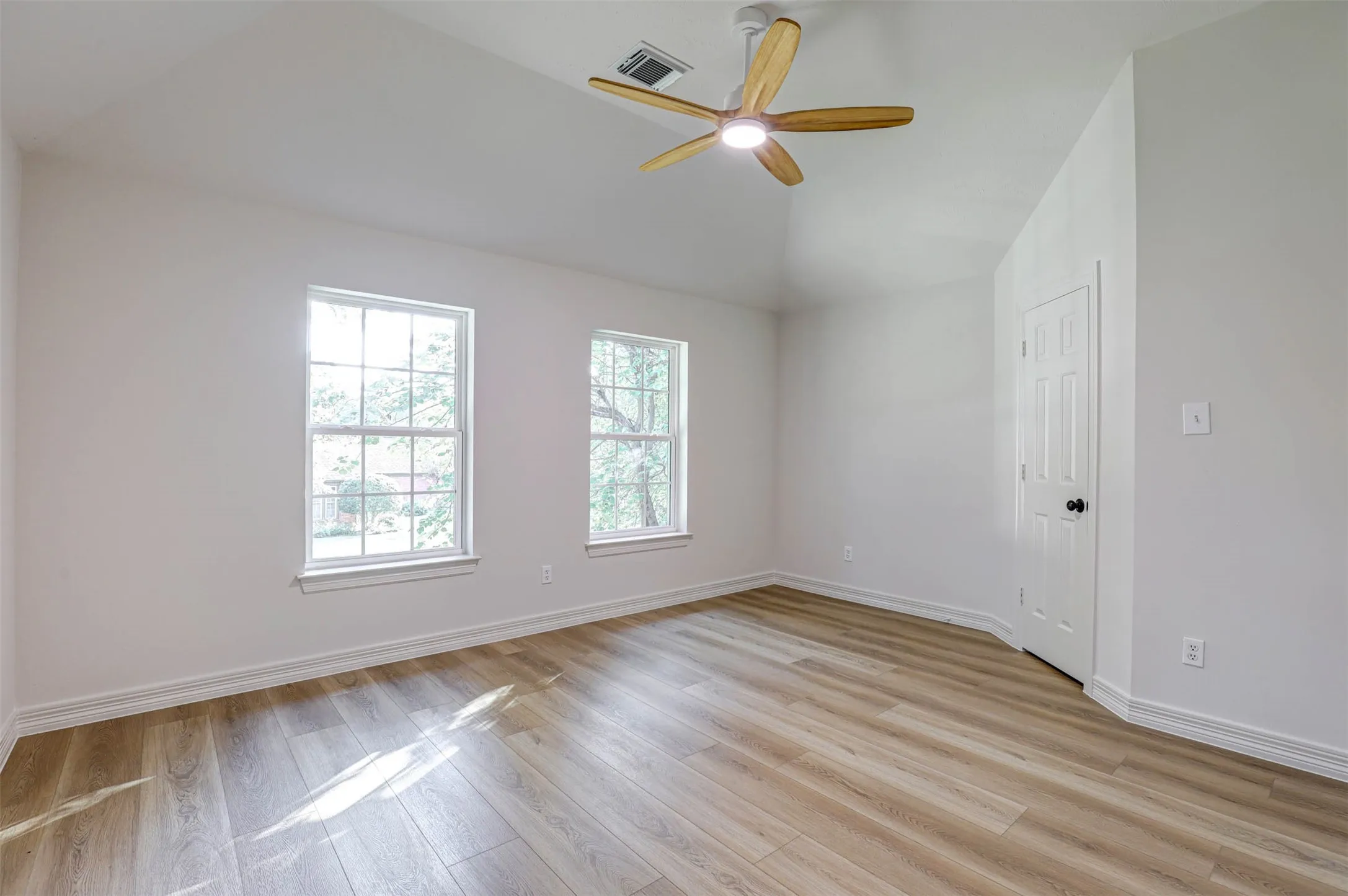 Single Family Residence For Sale in Tarrant County , 6808 Savannah Lane, Fort Worth, Texas 76132, 4 Bedroom, 3 Bathroom, 3 Garage spaces, 3,427 Sqft, built in 1993, mls#21414815, Real Estate Agent in Fort Worth, Homes For Sale in Tarrant county, Homes For Sale in Fort Worth, Realtor in Fort Worth Texas, Real Estate Brokerage Independent Realty Texas, Luminita Cordes Realtor