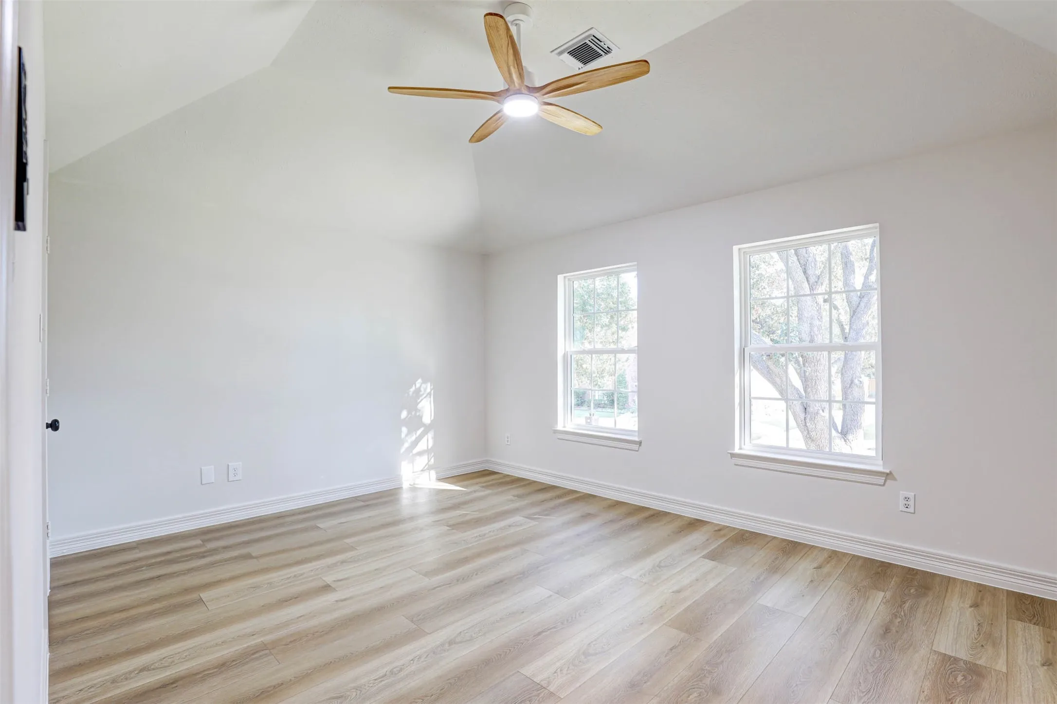 Single Family Residence For Sale in Tarrant County , 6808 Savannah Lane, Fort Worth, Texas 76132, 4 Bedroom, 3 Bathroom, 3 Garage spaces, 3,427 Sqft, built in 1993, mls#21414815, Real Estate Agent in Fort Worth, Homes For Sale in Tarrant county, Homes For Sale in Fort Worth, Realtor in Fort Worth Texas, Real Estate Brokerage Independent Realty Texas, Luminita Cordes Realtor
