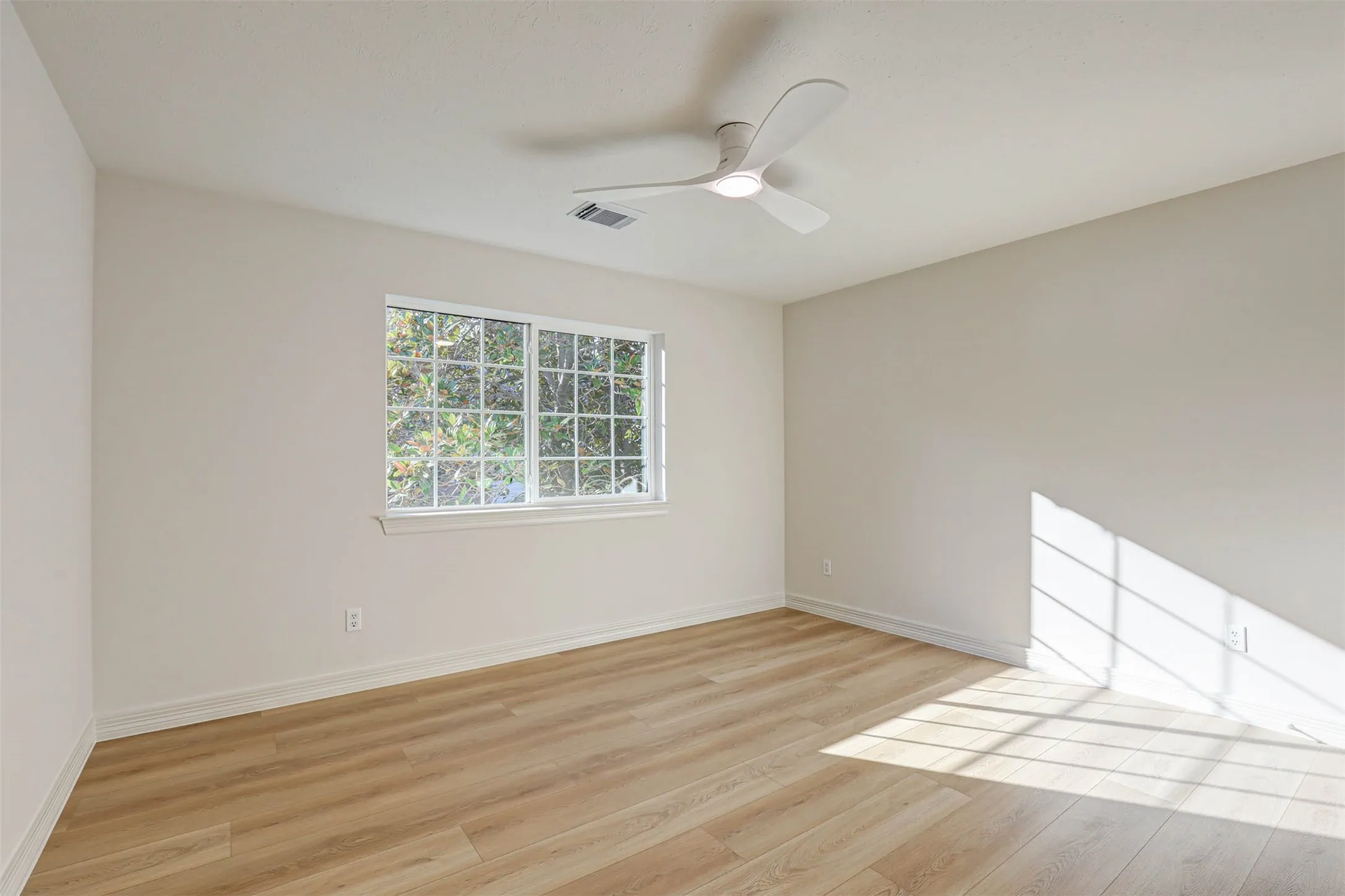 Single Family Residence For Sale in Tarrant County , 6808 Savannah Lane, Fort Worth, Texas 76132, 4 Bedroom, 3 Bathroom, 3 Garage spaces, 3,427 Sqft, built in 1993, mls#21414815, Real Estate Agent in Fort Worth, Homes For Sale in Tarrant county, Homes For Sale in Fort Worth, Realtor in Fort Worth Texas, Real Estate Brokerage Independent Realty Texas, Luminita Cordes Realtor