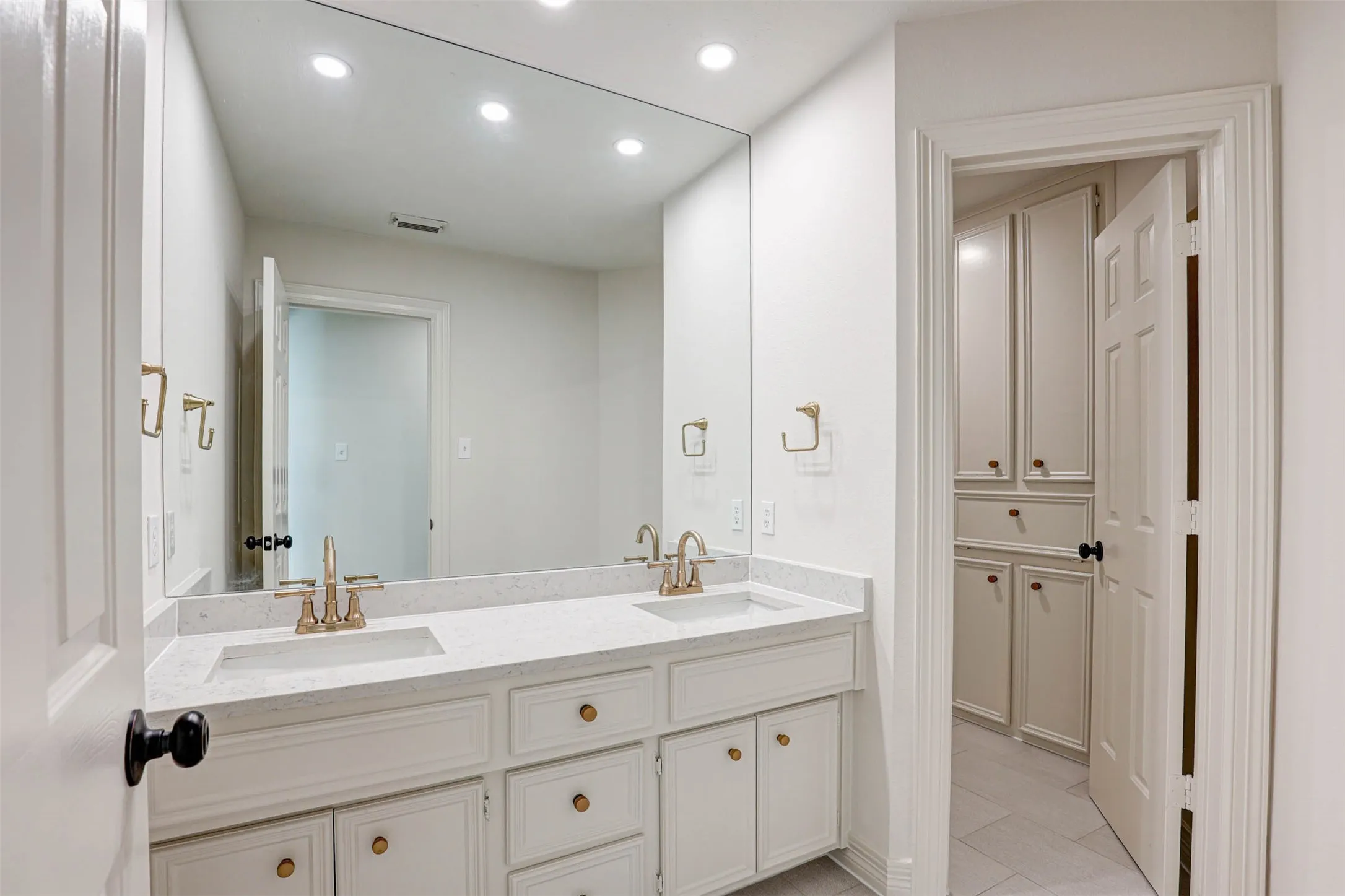 Single Family Residence For Sale in Tarrant County , 6808 Savannah Lane, Fort Worth, Texas 76132, 4 Bedroom, 3 Bathroom, 3 Garage spaces, 3,427 Sqft, built in 1993, mls#21414815, Real Estate Agent in Fort Worth, Homes For Sale in Tarrant county, Homes For Sale in Fort Worth, Realtor in Fort Worth Texas, Real Estate Brokerage Independent Realty Texas, Luminita Cordes Realtor