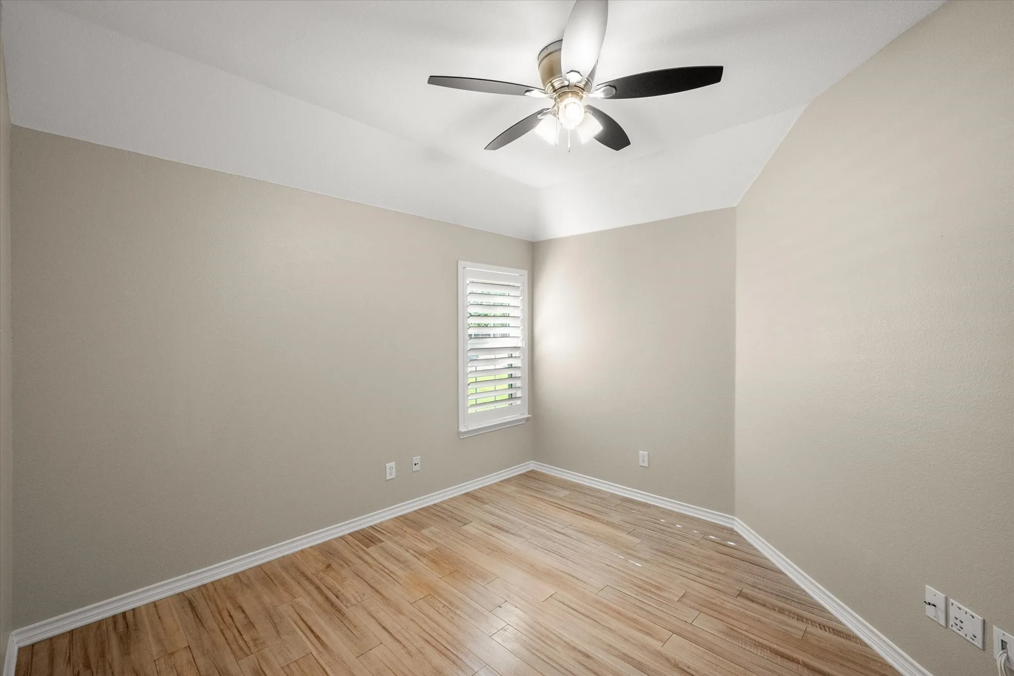Single Family Residence For Rent in Tarrant County , 7363 Estela, Grand Prairie, Texas 75054, 4 Bedroom, 2 Bathroom, 2 Garage spaces, 2,104 Sqft, built in 2006, mls#21415261, Real Estate Agent in Grand Prairie, Homes For Rent in Tarrant county, Homes For Rent in Grand Prairie, Realtor in Grand Prairie Texas, Real Estate Brokerage Independent Realty Texas, Luminita Cordes Realtor