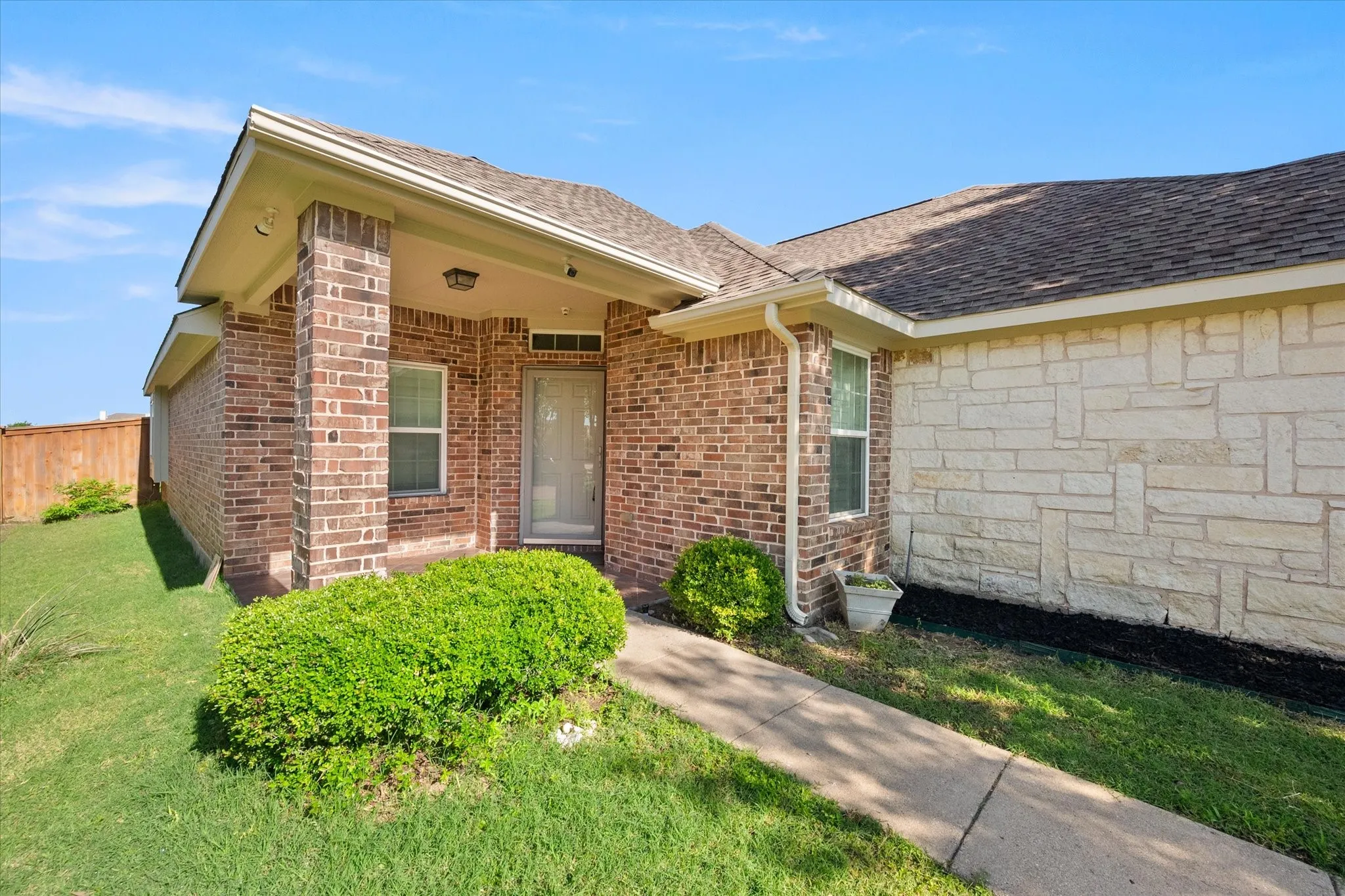 Single Family Residence For Rent in Tarrant County , 7363 Estela, Grand Prairie, Texas 75054, 4 Bedroom, 2 Bathroom, 2 Garage spaces, 2,104 Sqft, built in 2006, mls#21415261, Real Estate Agent in Grand Prairie, Homes For Rent in Tarrant county, Homes For Rent in Grand Prairie, Realtor in Grand Prairie Texas, Real Estate Brokerage Independent Realty Texas, Luminita Cordes Realtor
