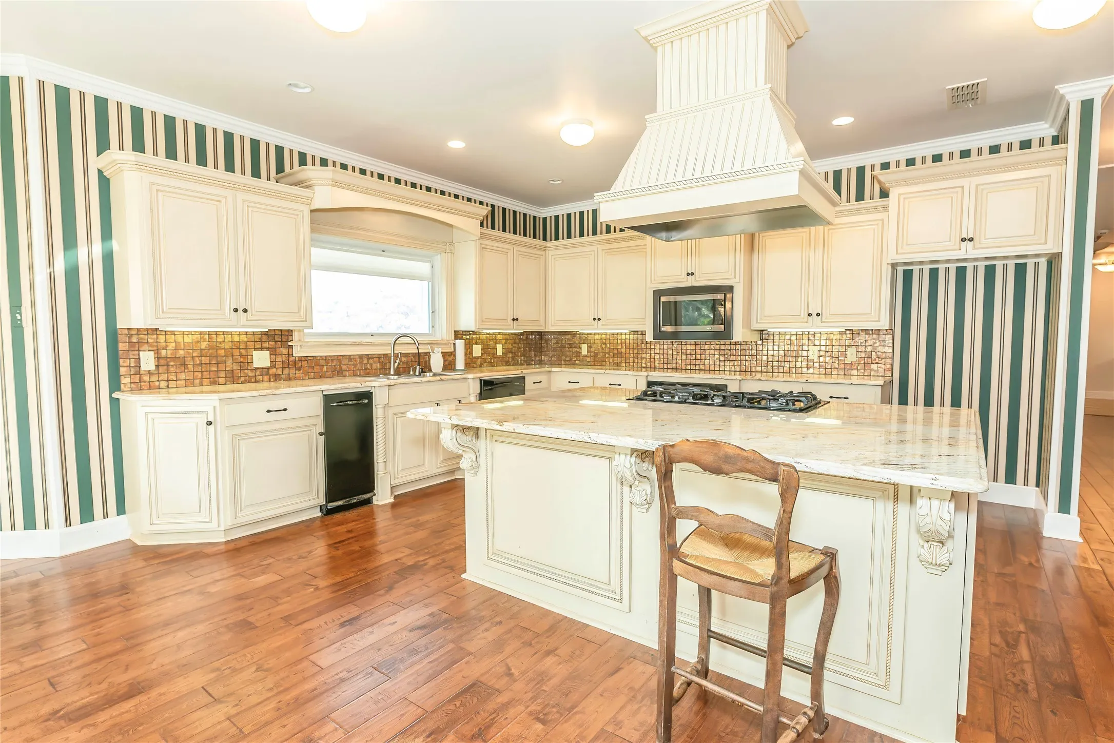 Single Family Residence For Sale in Montague County , 206 Poplar Street, Nocona, Texas 76255, 3 Bedroom, 2 Bathroom, 2 Garage spaces, 2,721 Sqft, built in 1961, mls#21415545, Real Estate Agent in Nocona, Homes For Sale in Montague county, Homes For Sale in Nocona, Realtor in Nocona Texas, Real Estate Brokerage Independent Realty Texas, Luminita Cordes Realtor