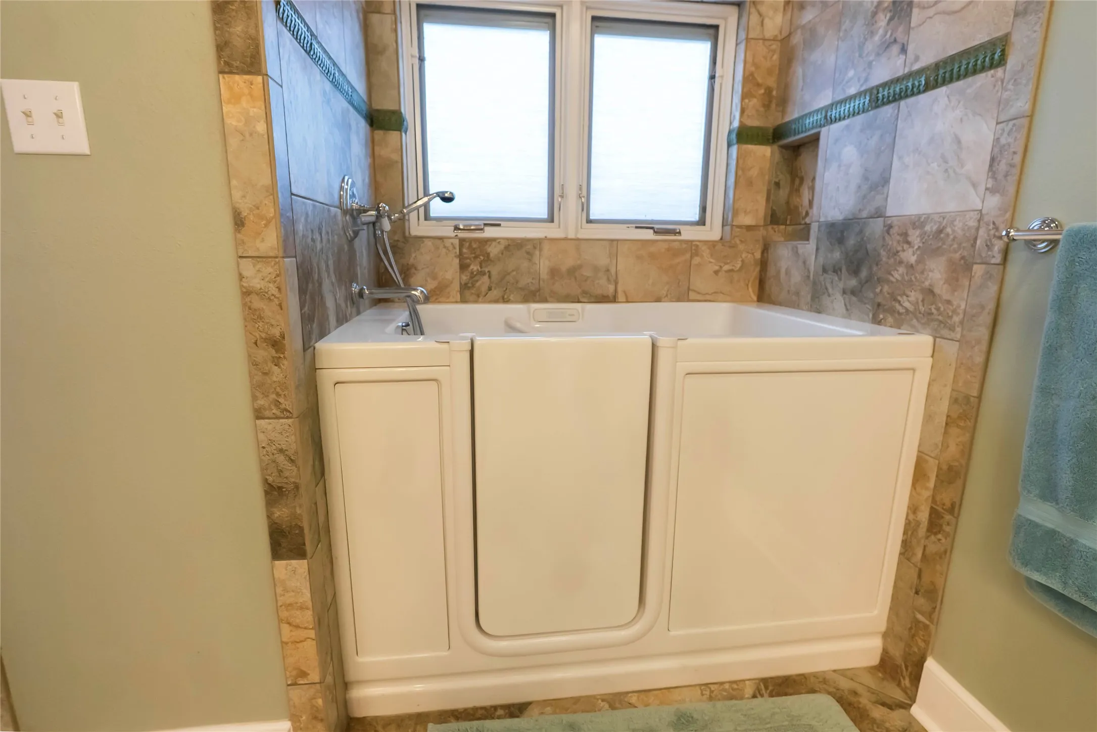 Single Family Residence For Sale in Montague County , 206 Poplar Street, Nocona, Texas 76255, 3 Bedroom, 2 Bathroom, 2 Garage spaces, 2,721 Sqft, built in 1961, mls#21415545, Real Estate Agent in Nocona, Homes For Sale in Montague county, Homes For Sale in Nocona, Realtor in Nocona Texas, Real Estate Brokerage Independent Realty Texas, Luminita Cordes Realtor