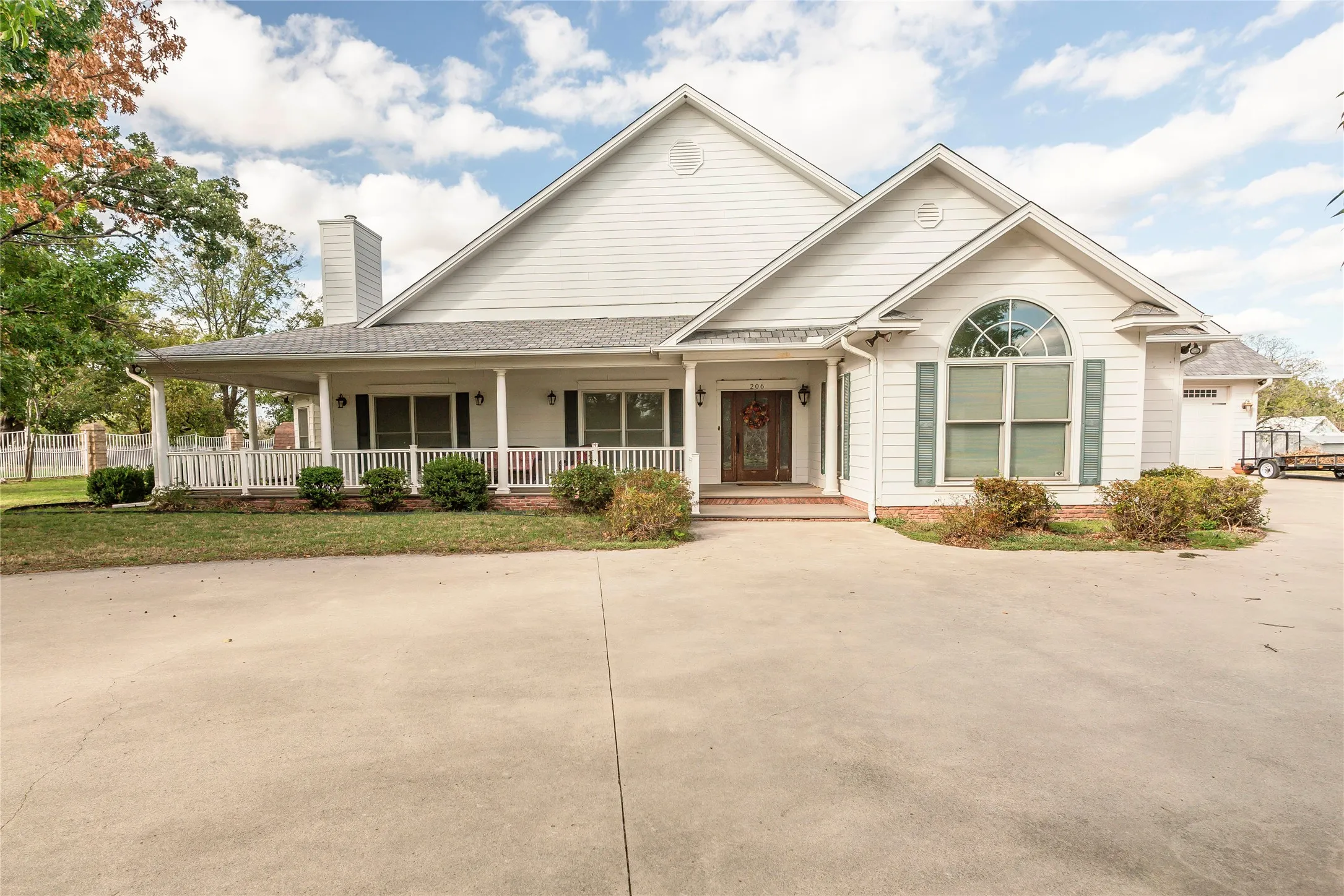 Single Family Residence For Sale in Montague County , 206 Poplar Street, Nocona, Texas 76255, 3 Bedroom, 2 Bathroom, 2 Garage spaces, 2,721 Sqft, built in 1961, mls#21415545, Real Estate Agent in Nocona, Homes For Sale in Montague county, Homes For Sale in Nocona, Realtor in Nocona Texas, Real Estate Brokerage Independent Realty Texas, Luminita Cordes Realtor