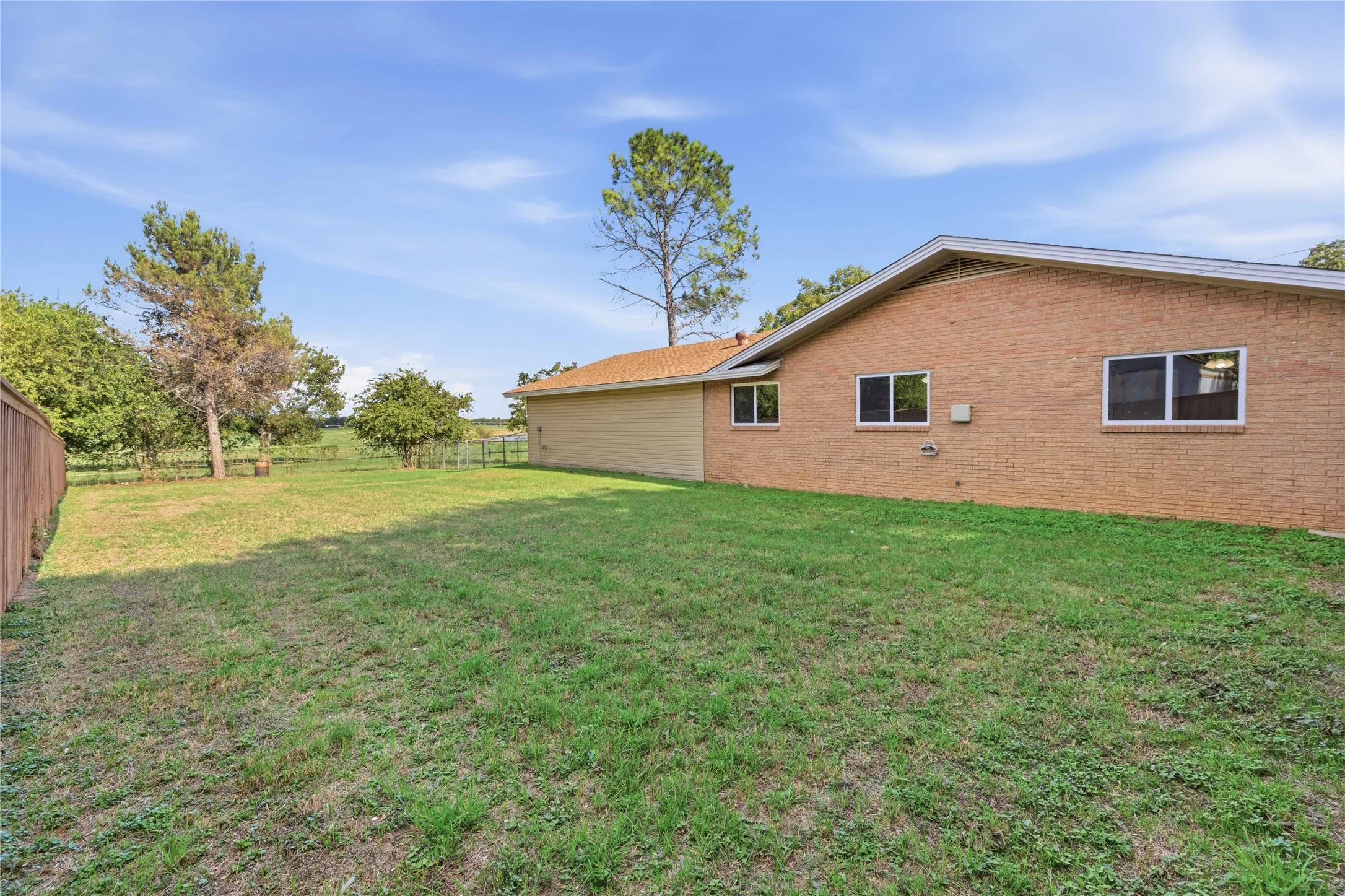 Single Family Residence For Sale in Brown County , 1822 VINE Street, Brownwood, Texas 75801, 4 Bedroom, 3 Bathroom, Garage spaces, 3,417 Sqft, built in 1980, mls#21414453, Real Estate Agent in Brownwood, Homes For Sale in Brown county, Homes For Sale in Brownwood, Realtor in Brownwood Texas, Real Estate Brokerage Independent Realty Texas, Luminita Cordes Realtor