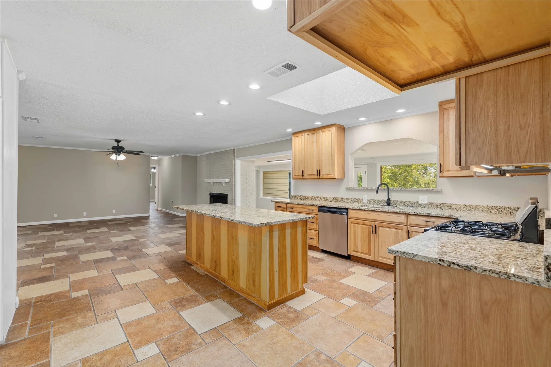 Single Family Residence For Sale in Brown County , 1822 VINE Street, Brownwood, Texas 75801, 4 Bedroom, 3 Bathroom, Garage spaces, 3,417 Sqft, built in 1980, mls#21414453, Real Estate Agent in Brownwood, Homes For Sale in Brown county, Homes For Sale in Brownwood, Realtor in Brownwood Texas, Real Estate Brokerage Independent Realty Texas, Luminita Cordes Realtor