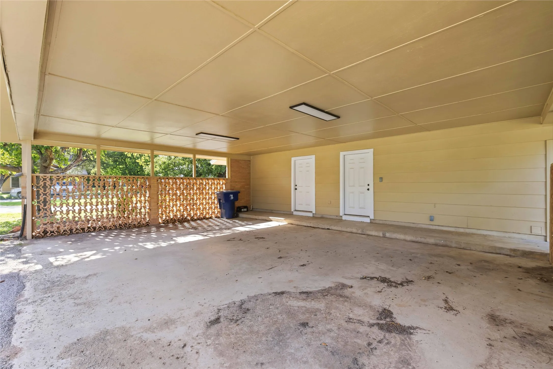 Single Family Residence For Sale in Brown County , 1822 VINE Street, Brownwood, Texas 75801, 4 Bedroom, 3 Bathroom, Garage spaces, 3,417 Sqft, built in 1980, mls#21414453, Real Estate Agent in Brownwood, Homes For Sale in Brown county, Homes For Sale in Brownwood, Realtor in Brownwood Texas, Real Estate Brokerage Independent Realty Texas, Luminita Cordes Realtor