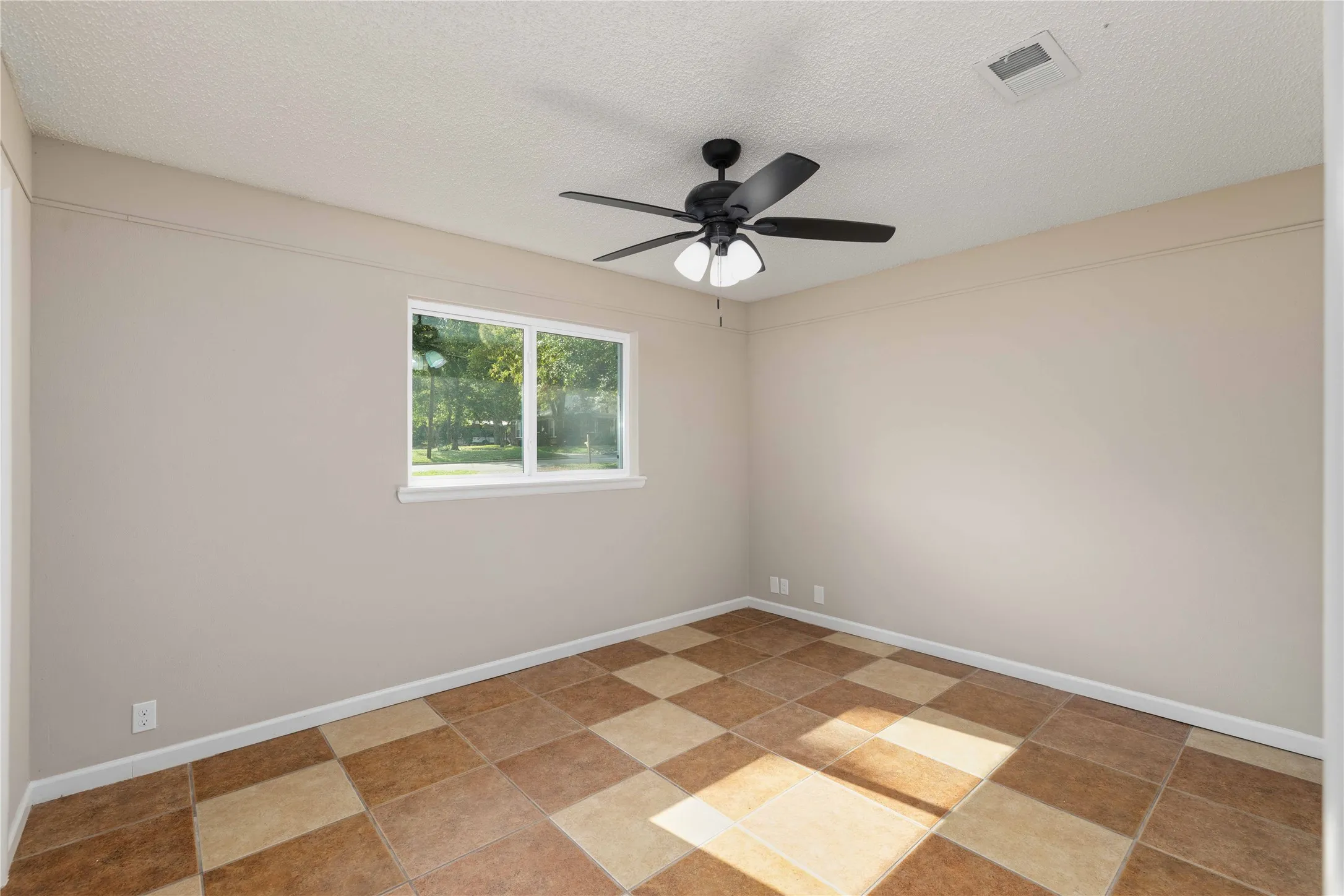 Single Family Residence For Sale in Brown County , 1822 VINE Street, Brownwood, Texas 75801, 4 Bedroom, 3 Bathroom, Garage spaces, 3,417 Sqft, built in 1980, mls#21414453, Real Estate Agent in Brownwood, Homes For Sale in Brown county, Homes For Sale in Brownwood, Realtor in Brownwood Texas, Real Estate Brokerage Independent Realty Texas, Luminita Cordes Realtor