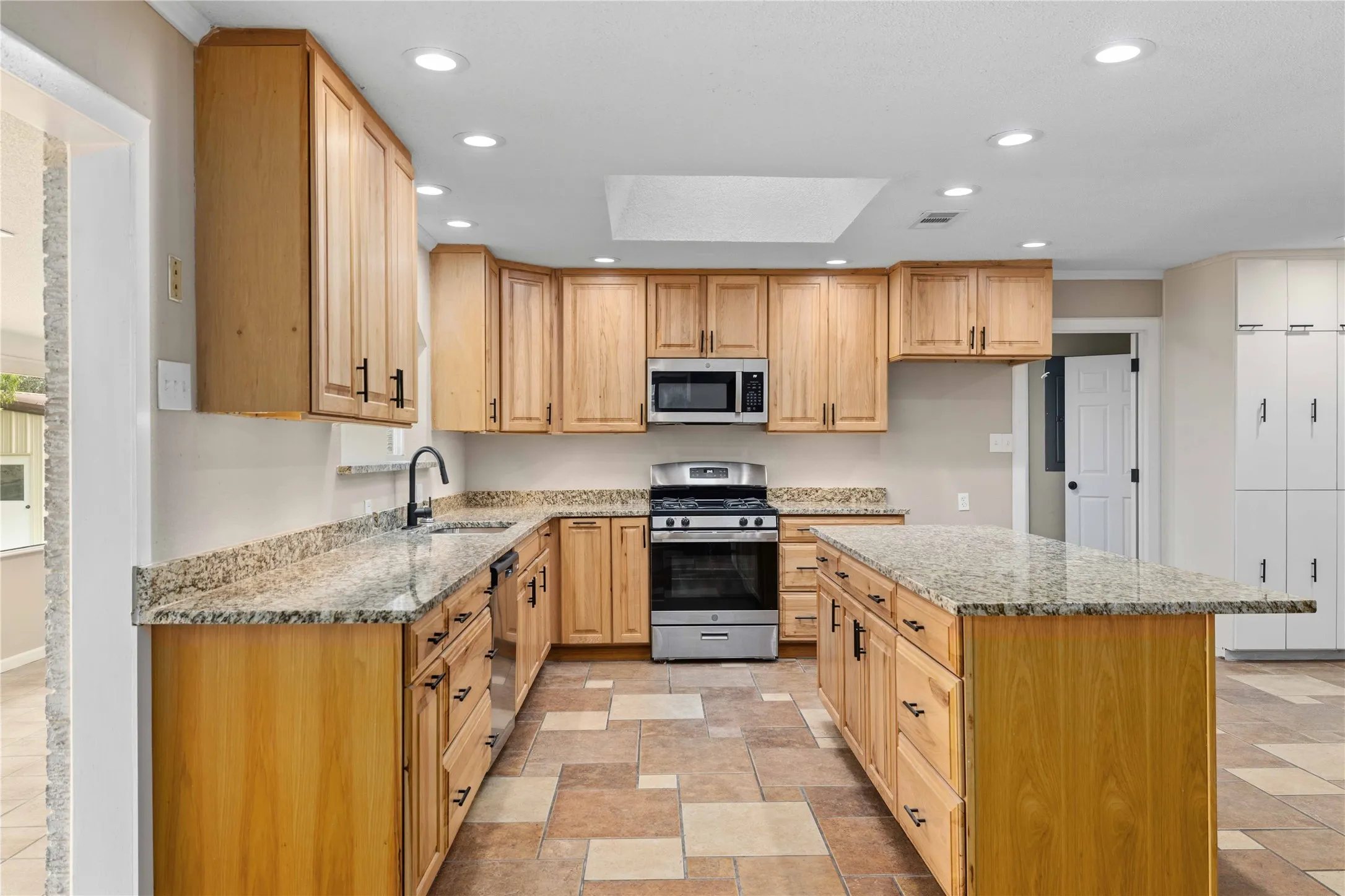 Single Family Residence For Sale in Brown County , 1822 VINE Street, Brownwood, Texas 75801, 4 Bedroom, 3 Bathroom, Garage spaces, 3,417 Sqft, built in 1980, mls#21414453, Real Estate Agent in Brownwood, Homes For Sale in Brown county, Homes For Sale in Brownwood, Realtor in Brownwood Texas, Real Estate Brokerage Independent Realty Texas, Luminita Cordes Realtor