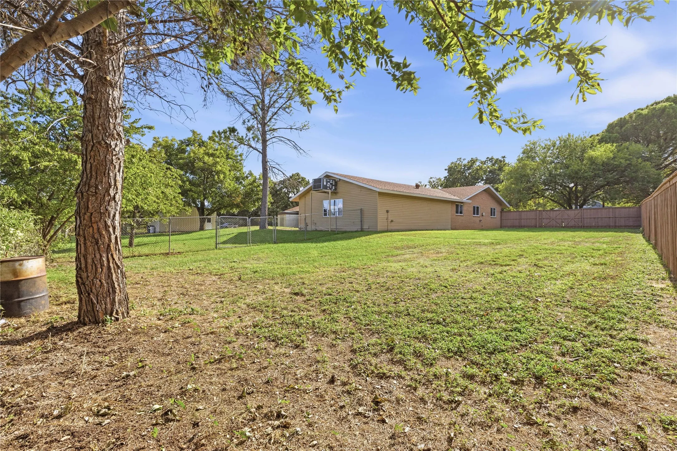 Single Family Residence For Sale in Brown County , 1822 VINE Street, Brownwood, Texas 75801, 4 Bedroom, 3 Bathroom, Garage spaces, 3,417 Sqft, built in 1980, mls#21414453, Real Estate Agent in Brownwood, Homes For Sale in Brown county, Homes For Sale in Brownwood, Realtor in Brownwood Texas, Real Estate Brokerage Independent Realty Texas, Luminita Cordes Realtor