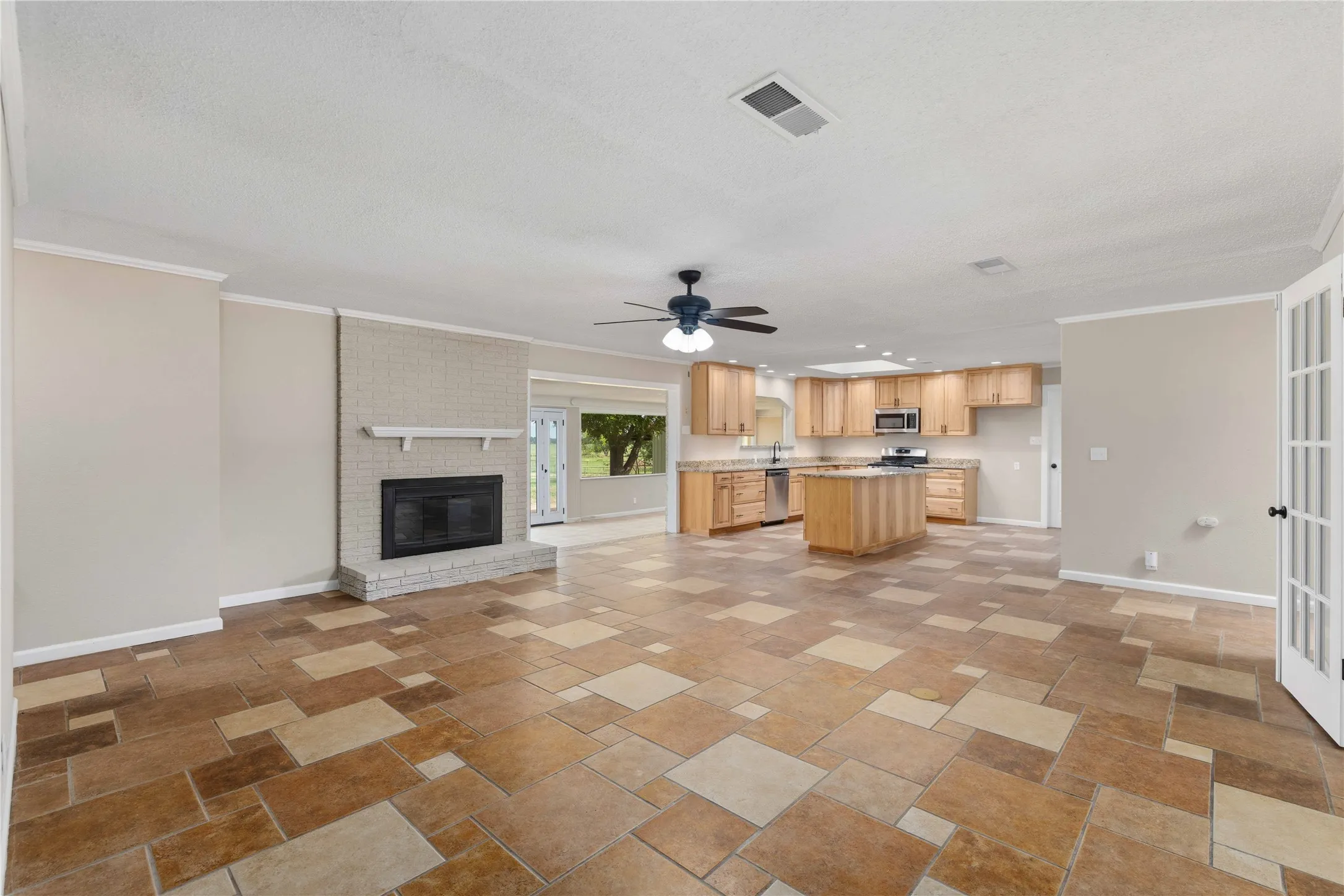 Single Family Residence For Sale in Brown County , 1822 VINE Street, Brownwood, Texas 75801, 4 Bedroom, 3 Bathroom, Garage spaces, 3,417 Sqft, built in 1980, mls#21414453, Real Estate Agent in Brownwood, Homes For Sale in Brown county, Homes For Sale in Brownwood, Realtor in Brownwood Texas, Real Estate Brokerage Independent Realty Texas, Luminita Cordes Realtor