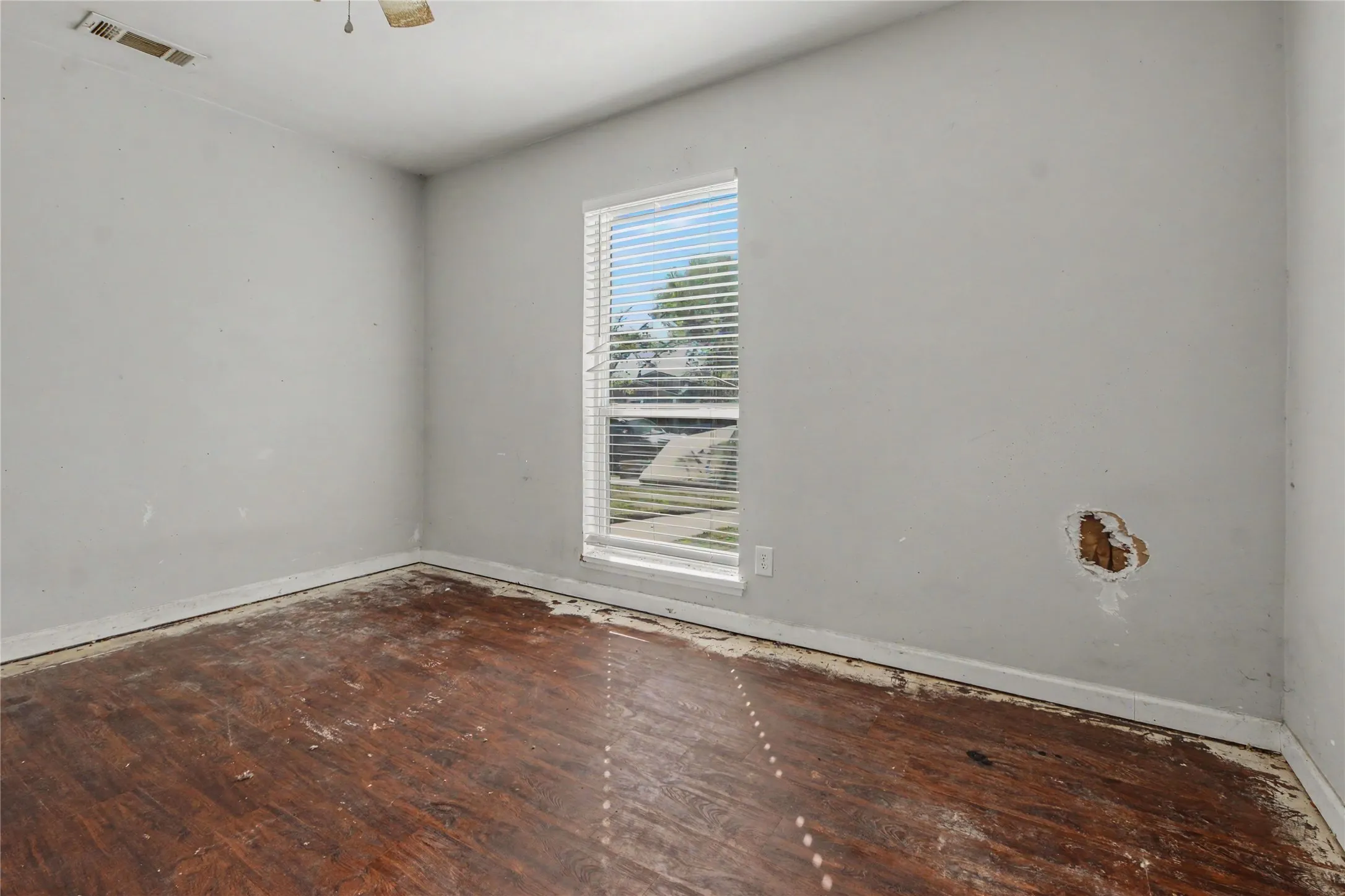 Single Family Residence For Sale in Rockwall County , 8713 Willowbrook Drive, Rowlett, Texas 75088, 3 Bedroom, 2 Bathroom, 2 Garage spaces, 1,633 Sqft, built in 1983, mls#21415693, Real Estate Agent in Rowlett, Homes For Sale in Rockwall county, Homes For Sale in Rowlett, Realtor in Rowlett Texas, Real Estate Brokerage Independent Realty Texas, Luminita Cordes Realtor