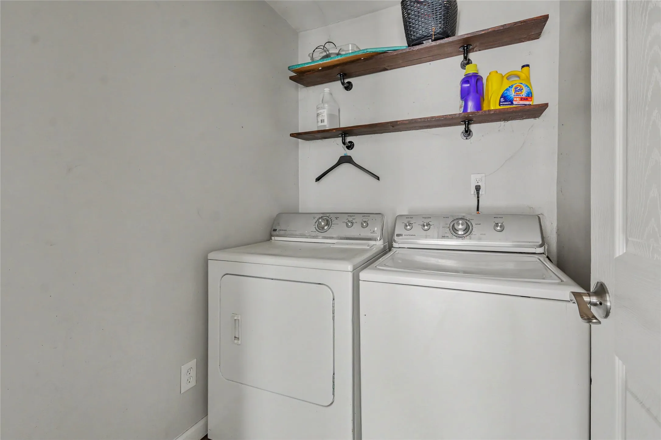 Single Family Residence For Sale in Rockwall County , 8713 Willowbrook Drive, Rowlett, Texas 75088, 3 Bedroom, 2 Bathroom, 2 Garage spaces, 1,633 Sqft, built in 1983, mls#21415693, Real Estate Agent in Rowlett, Homes For Sale in Rockwall county, Homes For Sale in Rowlett, Realtor in Rowlett Texas, Real Estate Brokerage Independent Realty Texas, Luminita Cordes Realtor