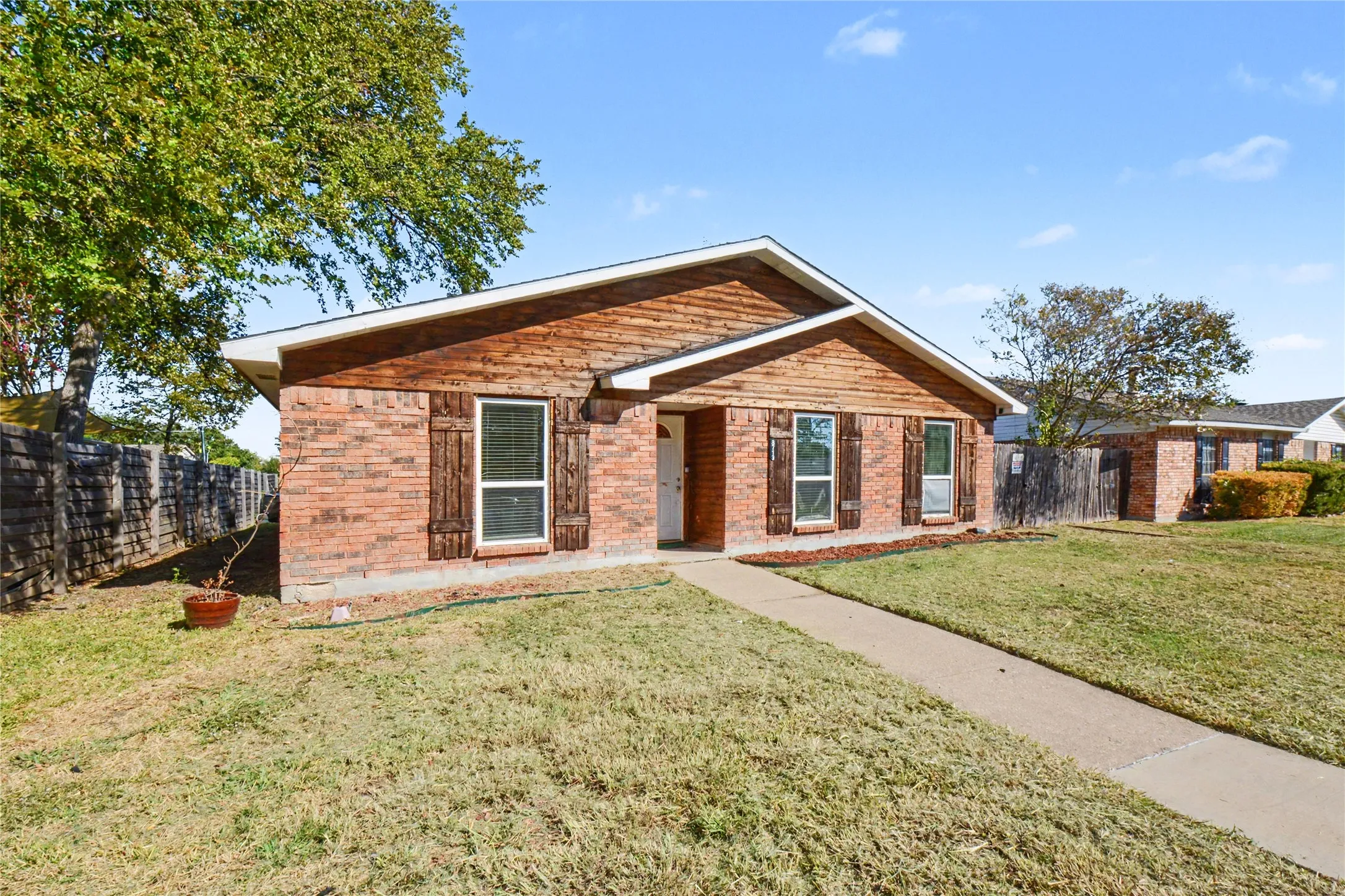 Single Family Residence For Sale in Rockwall County , 8713 Willowbrook Drive, Rowlett, Texas 75088, 3 Bedroom, 2 Bathroom, 2 Garage spaces, 1,633 Sqft, built in 1983, mls#21415693, Real Estate Agent in Rowlett, Homes For Sale in Rockwall county, Homes For Sale in Rowlett, Realtor in Rowlett Texas, Real Estate Brokerage Independent Realty Texas, Luminita Cordes Realtor