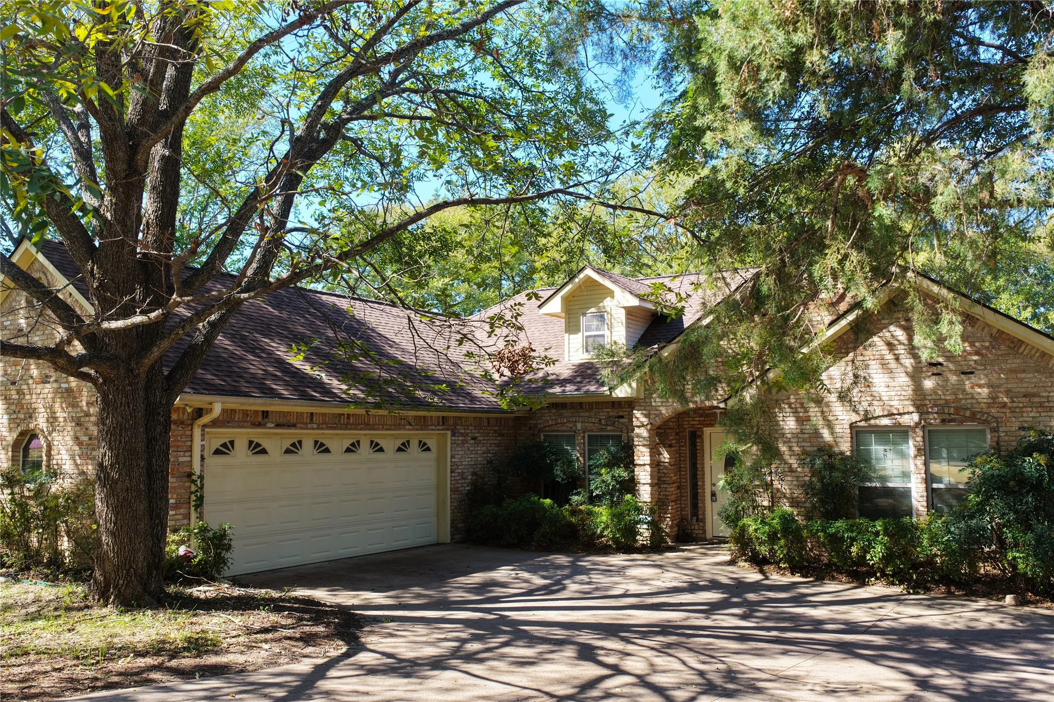 Single Family Residence For Sale in Navarro County , 3700 NE County Road 0095, Corsicana, Texas 75109, 3 Bedroom, 3 Bathroom, 4 Garage spaces, 1,858 Sqft, built in 2002, mls#21415513, Real Estate Agent in Corsicana, Homes For Sale in Navarro county, Homes For Sale in Corsicana, Realtor in Corsicana Texas, Real Estate Brokerage Independent Realty Texas, Luminita Cordes Realtor