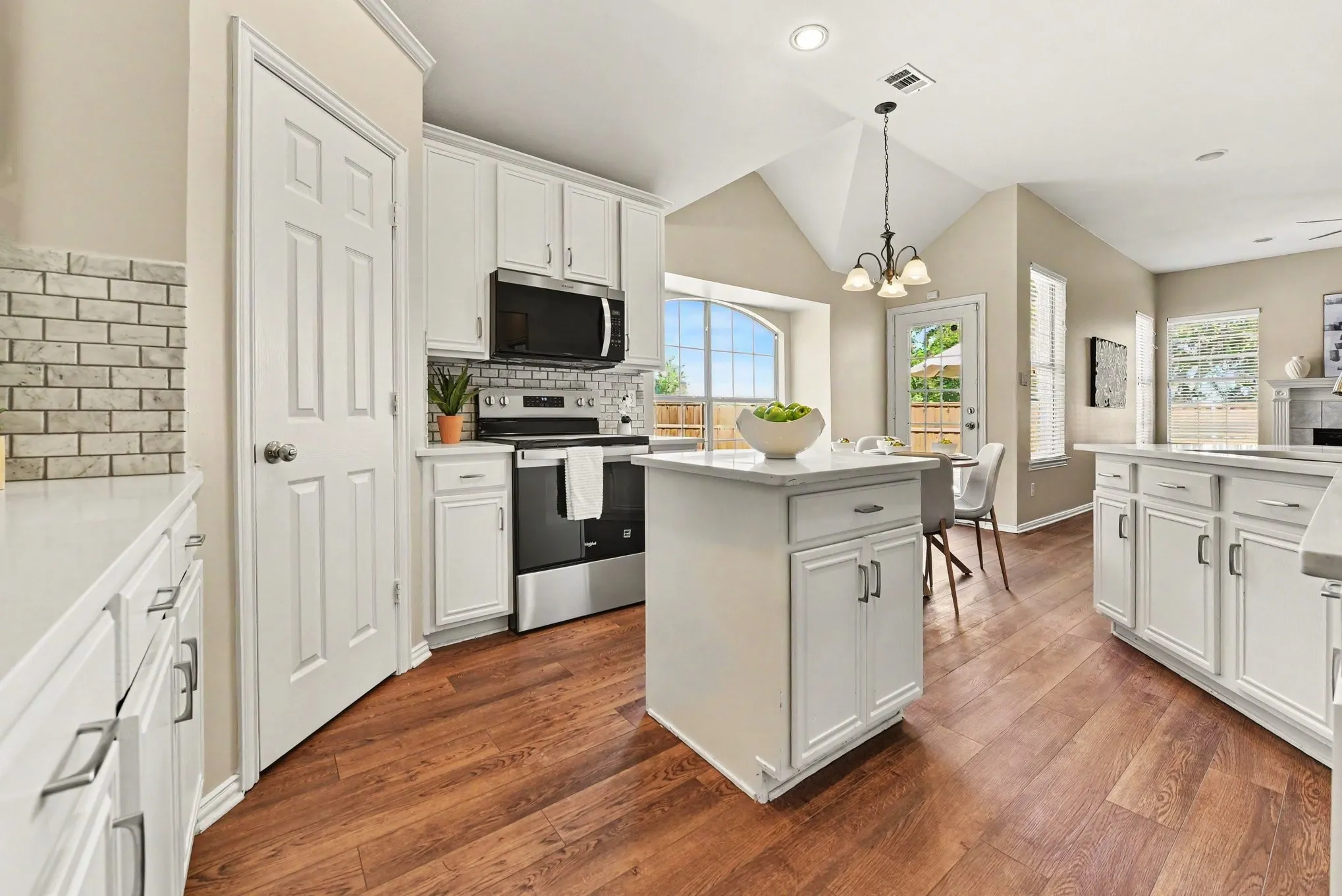 Spacious kitchen with lots of cabinet space
