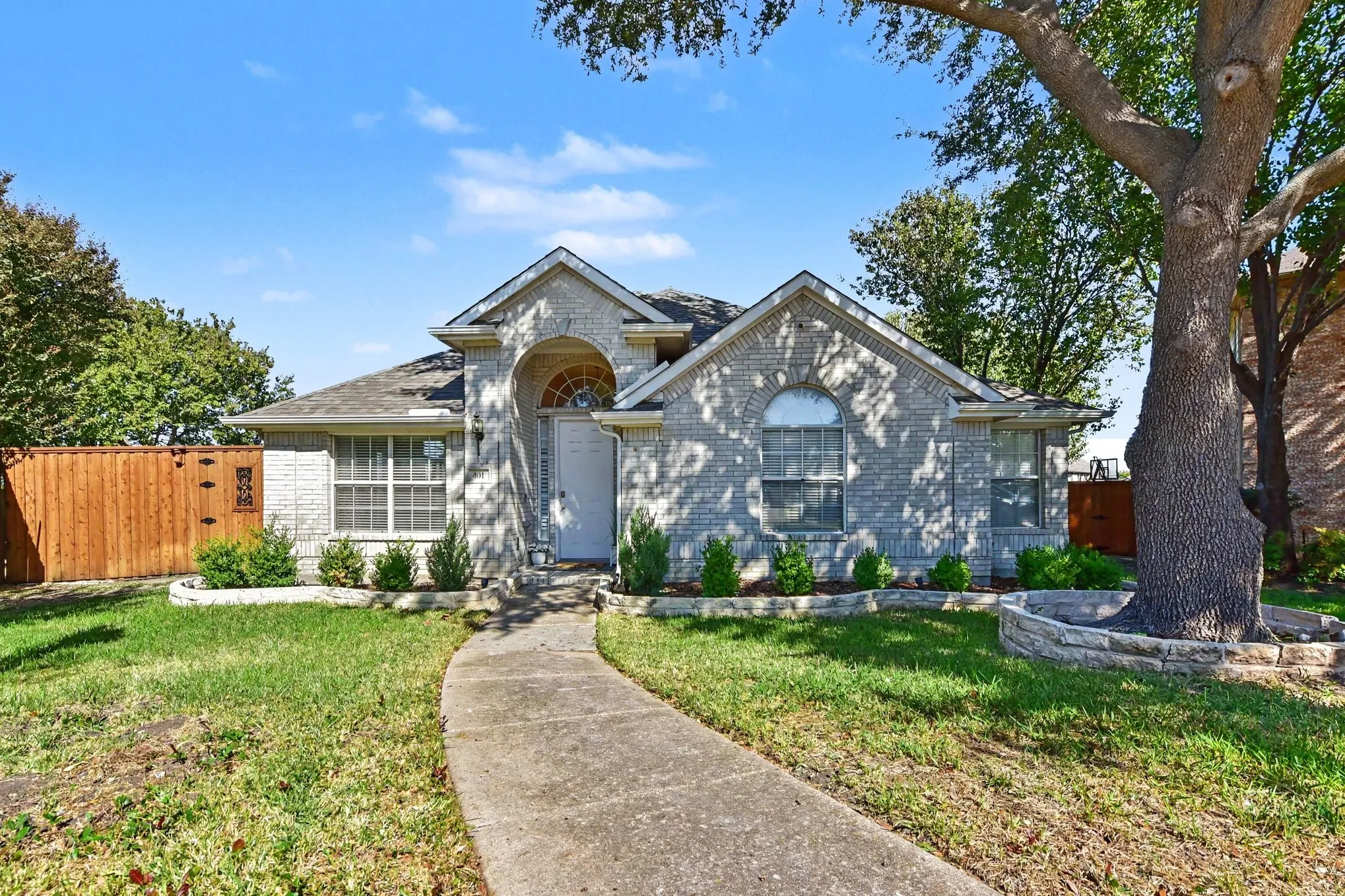 Front of home in quiet culdesac