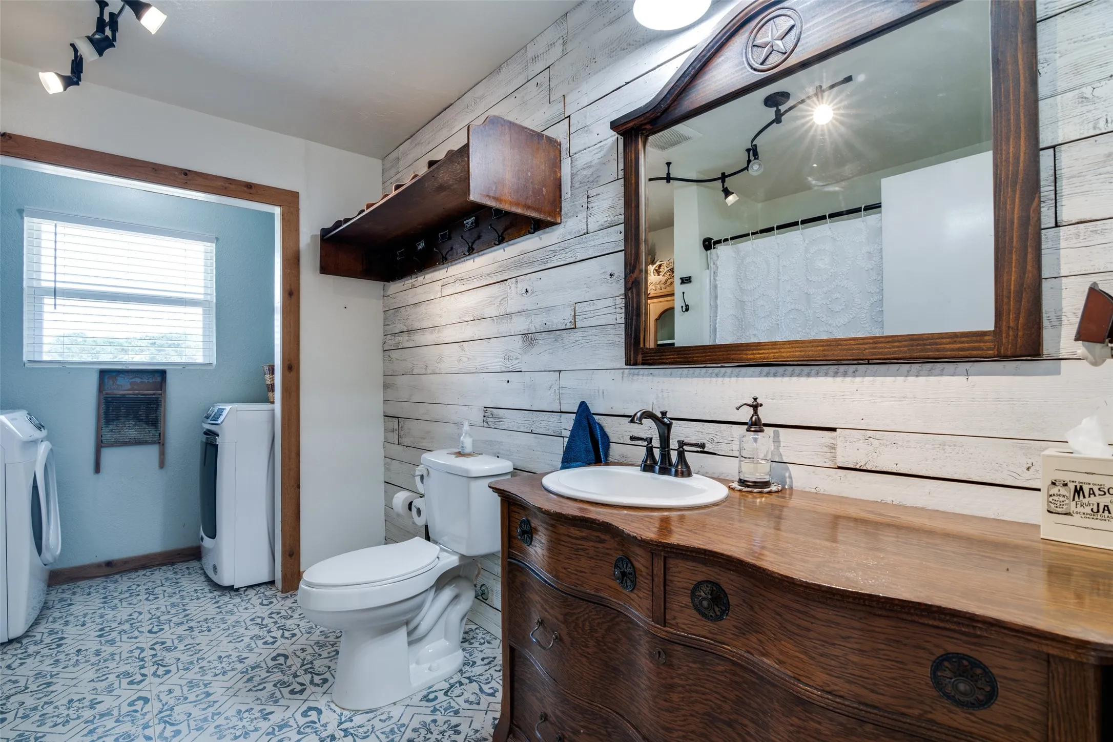Single Family Residence For Sale in Van Zandt County , 200 Vz County Road 2403, Canton, Texas 75103, 4 Bedroom, 3 Bathroom, 2 Garage spaces, 2,376 Sqft, built in 1961, mls#21415354, Real Estate Agent in Canton, Homes For Sale in Van Zandt county, Homes For Sale in Canton, Realtor in Canton Texas, Real Estate Brokerage Independent Realty Texas, Luminita Cordes Realtor