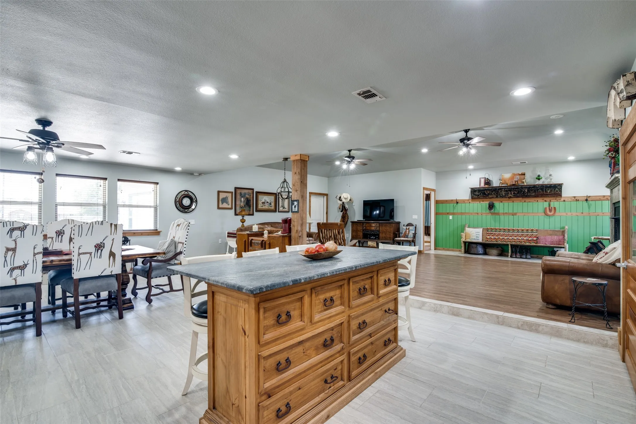 Single Family Residence For Sale in Van Zandt County , 200 Vz County Road 2403, Canton, Texas 75103, 4 Bedroom, 3 Bathroom, 2 Garage spaces, 2,376 Sqft, built in 1961, mls#21415354, Real Estate Agent in Canton, Homes For Sale in Van Zandt county, Homes For Sale in Canton, Realtor in Canton Texas, Real Estate Brokerage Independent Realty Texas, Luminita Cordes Realtor
