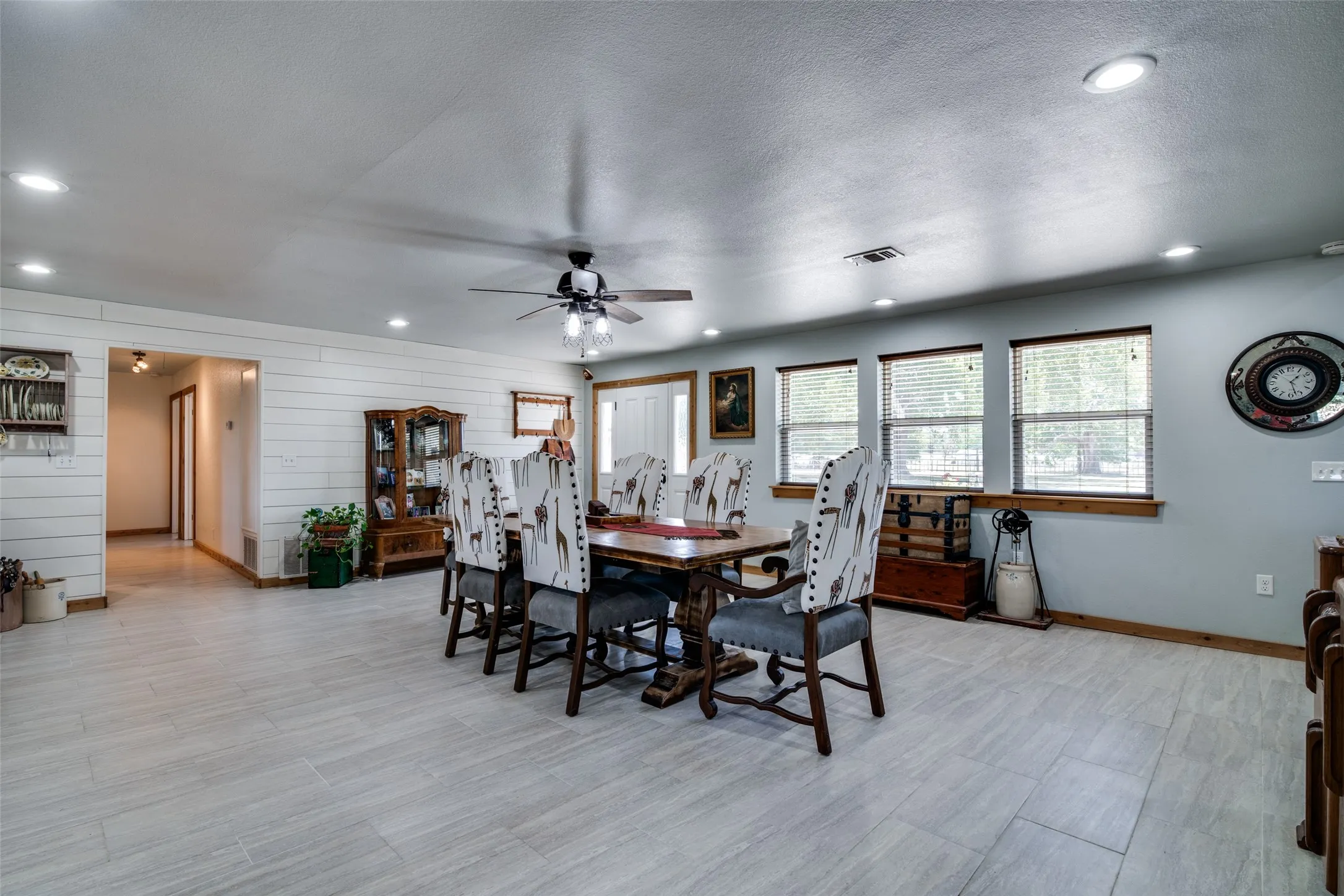 Single Family Residence For Sale in Van Zandt County , 200 Vz County Road 2403, Canton, Texas 75103, 4 Bedroom, 3 Bathroom, 2 Garage spaces, 2,376 Sqft, built in 1961, mls#21415354, Real Estate Agent in Canton, Homes For Sale in Van Zandt county, Homes For Sale in Canton, Realtor in Canton Texas, Real Estate Brokerage Independent Realty Texas, Luminita Cordes Realtor