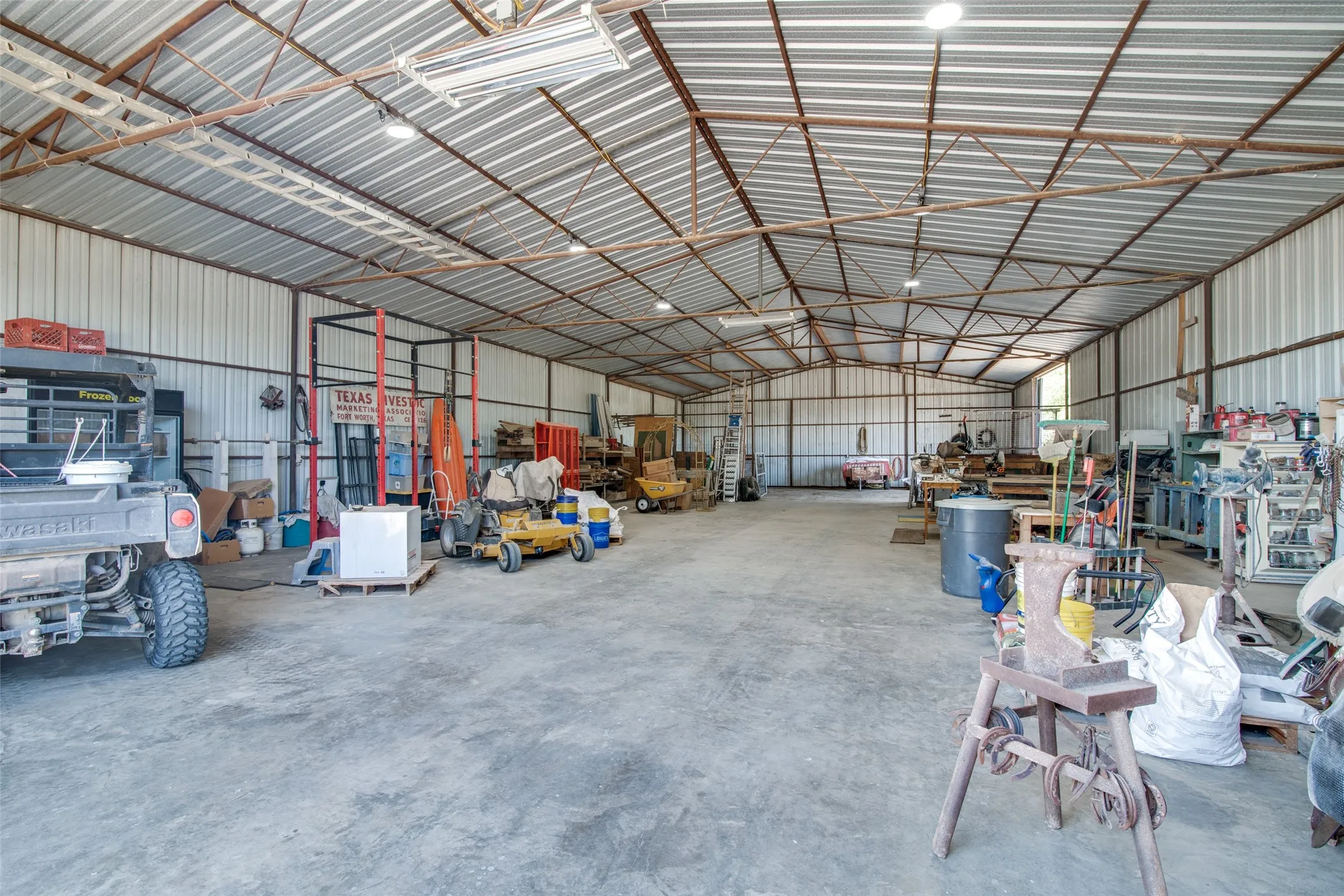 Single Family Residence For Sale in Van Zandt County , 200 Vz County Road 2403, Canton, Texas 75103, 4 Bedroom, 3 Bathroom, 2 Garage spaces, 2,376 Sqft, built in 1961, mls#21415354, Real Estate Agent in Canton, Homes For Sale in Van Zandt county, Homes For Sale in Canton, Realtor in Canton Texas, Real Estate Brokerage Independent Realty Texas, Luminita Cordes Realtor