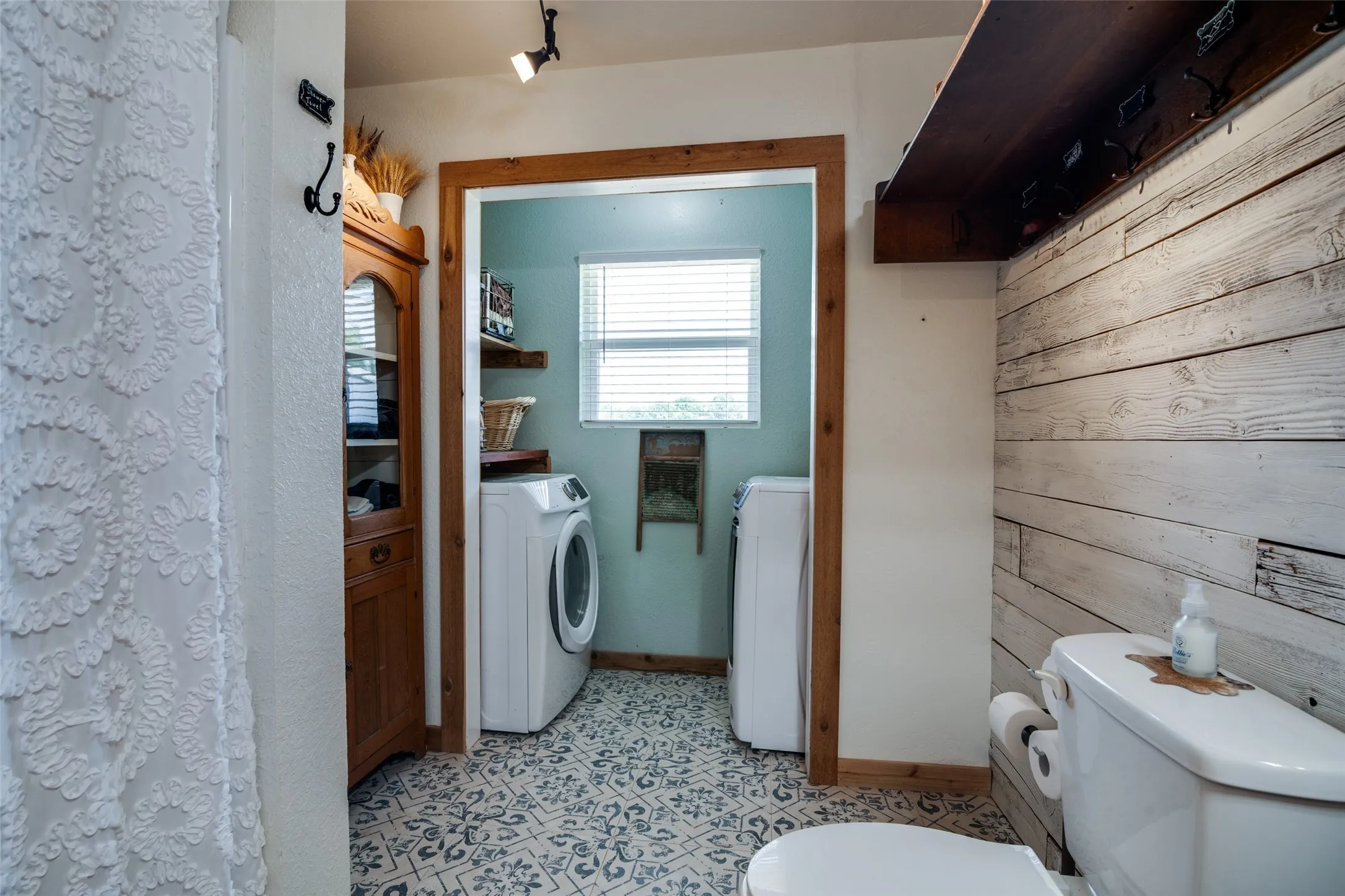 Single Family Residence For Sale in Van Zandt County , 200 Vz County Road 2403, Canton, Texas 75103, 4 Bedroom, 3 Bathroom, 2 Garage spaces, 2,376 Sqft, built in 1961, mls#21415354, Real Estate Agent in Canton, Homes For Sale in Van Zandt county, Homes For Sale in Canton, Realtor in Canton Texas, Real Estate Brokerage Independent Realty Texas, Luminita Cordes Realtor