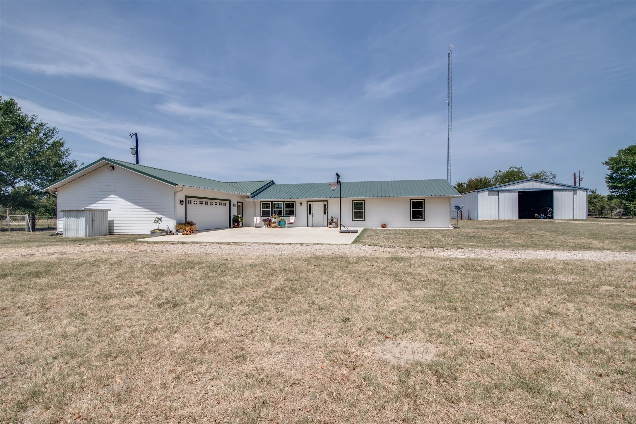 Single Family Residence For Sale in Van Zandt County , 200 Vz County Road 2403, Canton, Texas 75103, 4 Bedroom, 3 Bathroom, 2 Garage spaces, 2,376 Sqft, built in 1961, mls#21415354, Real Estate Agent in Canton, Homes For Sale in Van Zandt county, Homes For Sale in Canton, Realtor in Canton Texas, Real Estate Brokerage Independent Realty Texas, Luminita Cordes Realtor