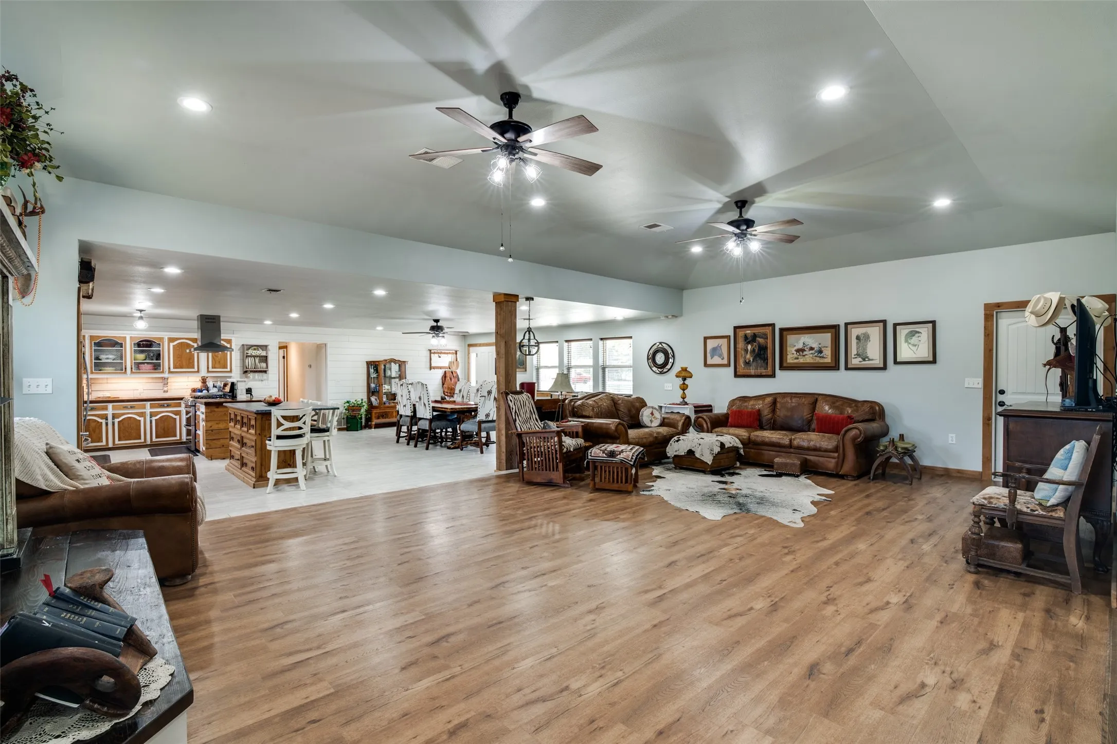Single Family Residence For Sale in Van Zandt County , 200 Vz County Road 2403, Canton, Texas 75103, 4 Bedroom, 3 Bathroom, 2 Garage spaces, 2,376 Sqft, built in 1961, mls#21415354, Real Estate Agent in Canton, Homes For Sale in Van Zandt county, Homes For Sale in Canton, Realtor in Canton Texas, Real Estate Brokerage Independent Realty Texas, Luminita Cordes Realtor