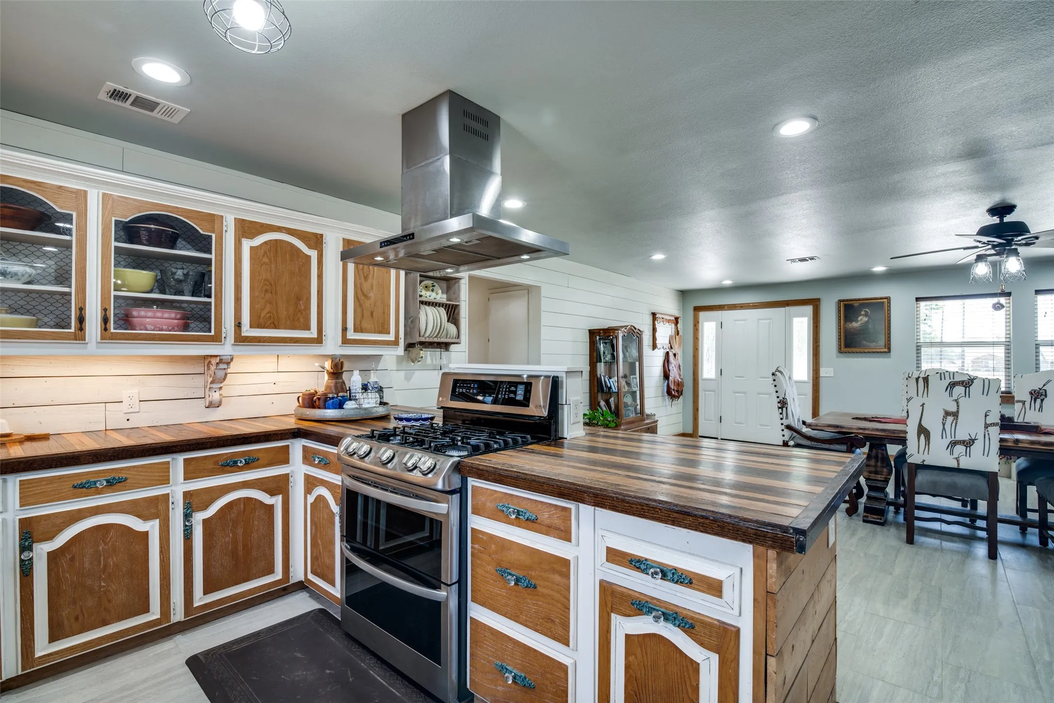 Single Family Residence For Sale in Van Zandt County , 200 Vz County Road 2403, Canton, Texas 75103, 4 Bedroom, 3 Bathroom, 2 Garage spaces, 2,376 Sqft, built in 1961, mls#21415354, Real Estate Agent in Canton, Homes For Sale in Van Zandt county, Homes For Sale in Canton, Realtor in Canton Texas, Real Estate Brokerage Independent Realty Texas, Luminita Cordes Realtor