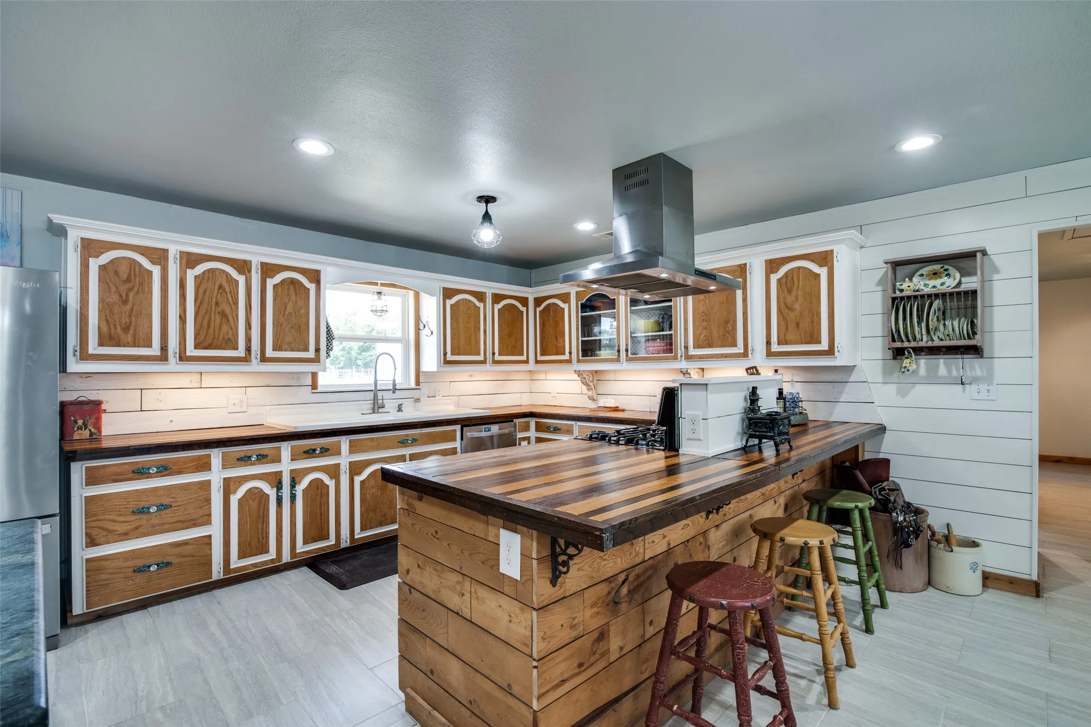 Single Family Residence For Sale in Van Zandt County , 200 Vz County Road 2403, Canton, Texas 75103, 4 Bedroom, 3 Bathroom, 2 Garage spaces, 2,376 Sqft, built in 1961, mls#21415354, Real Estate Agent in Canton, Homes For Sale in Van Zandt county, Homes For Sale in Canton, Realtor in Canton Texas, Real Estate Brokerage Independent Realty Texas, Luminita Cordes Realtor