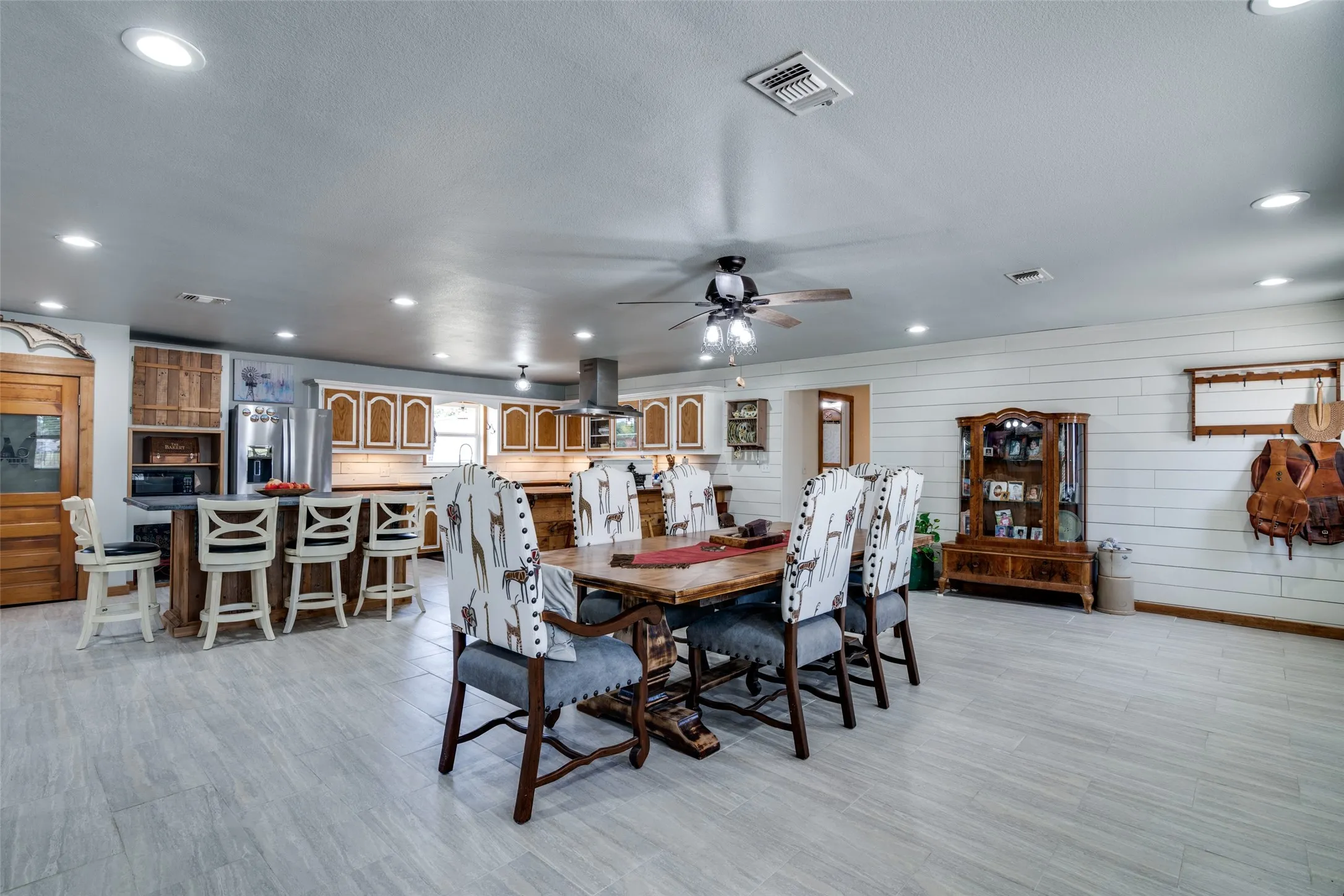 Single Family Residence For Sale in Van Zandt County , 200 Vz County Road 2403, Canton, Texas 75103, 4 Bedroom, 3 Bathroom, 2 Garage spaces, 2,376 Sqft, built in 1961, mls#21415354, Real Estate Agent in Canton, Homes For Sale in Van Zandt county, Homes For Sale in Canton, Realtor in Canton Texas, Real Estate Brokerage Independent Realty Texas, Luminita Cordes Realtor