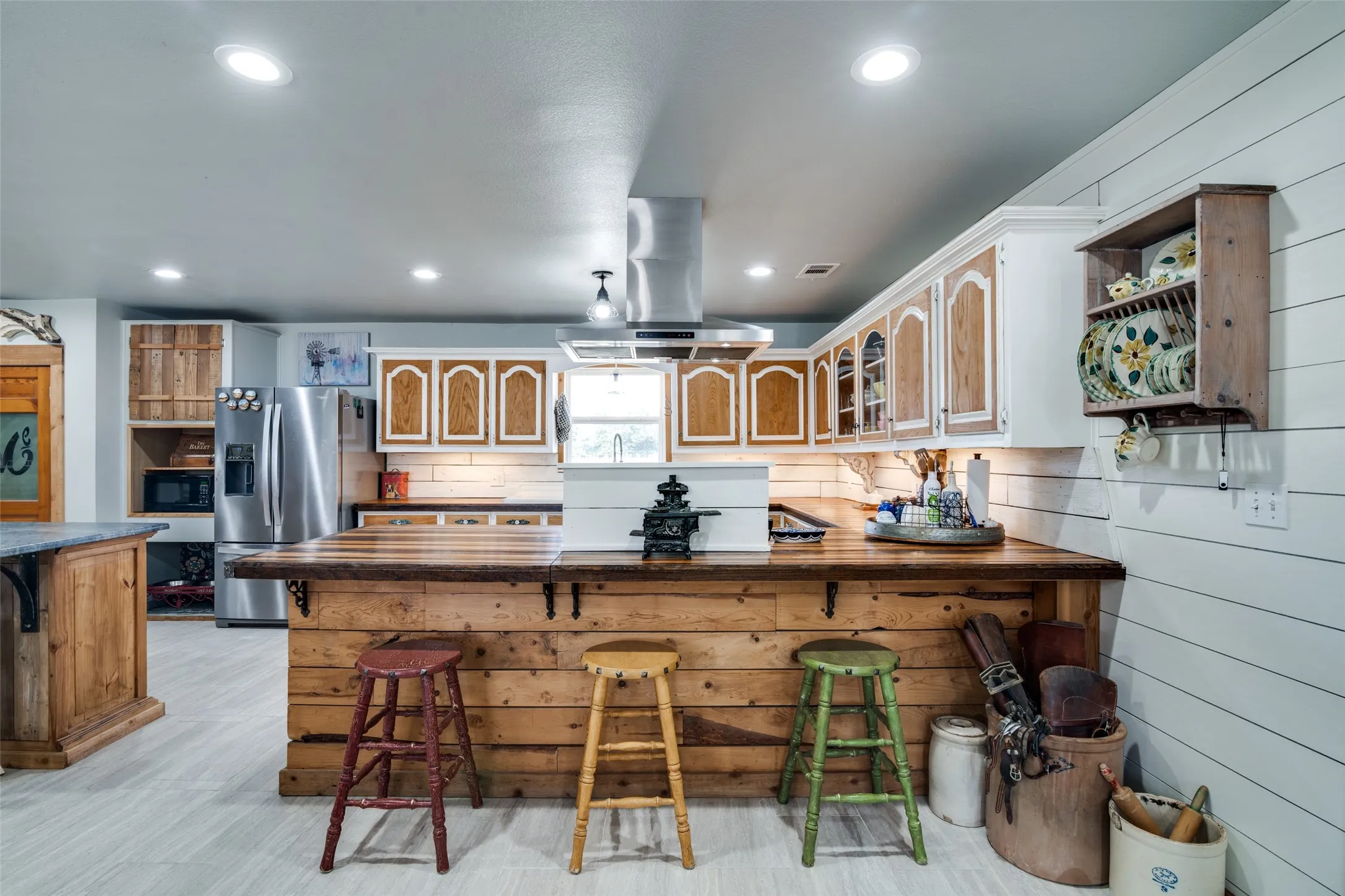 Single Family Residence For Sale in Van Zandt County , 200 Vz County Road 2403, Canton, Texas 75103, 4 Bedroom, 3 Bathroom, 2 Garage spaces, 2,376 Sqft, built in 1961, mls#21415354, Real Estate Agent in Canton, Homes For Sale in Van Zandt county, Homes For Sale in Canton, Realtor in Canton Texas, Real Estate Brokerage Independent Realty Texas, Luminita Cordes Realtor