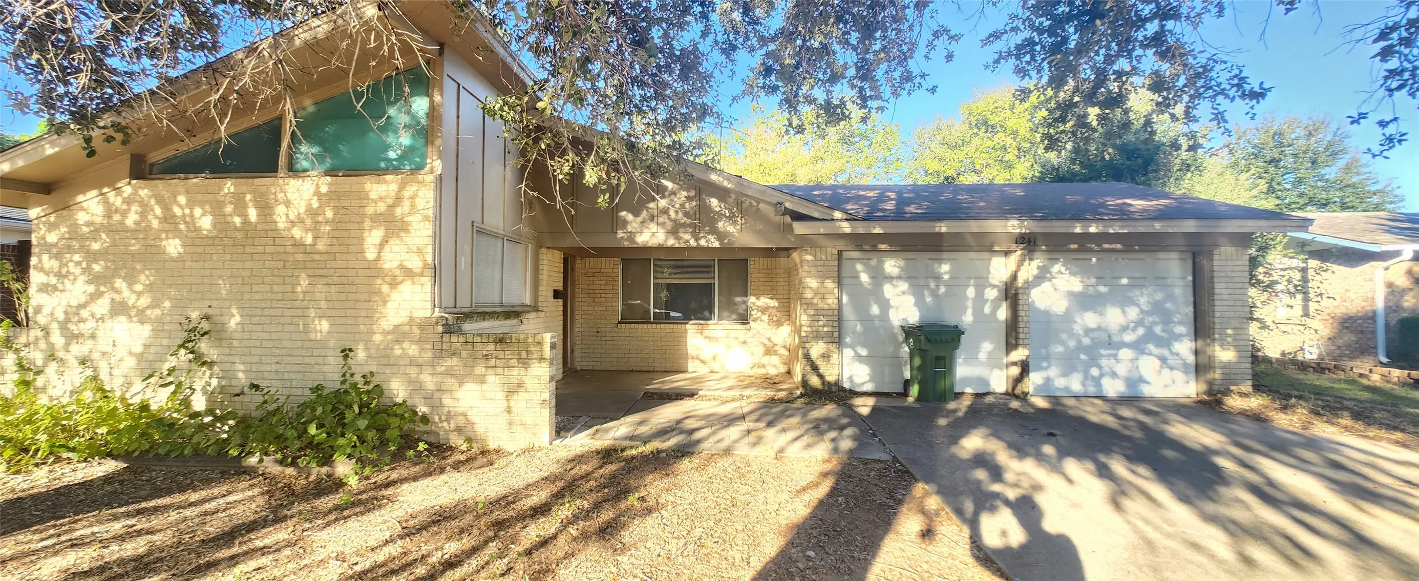 Single Family Residence For Sale in Tarrant County , 1241 Valentine Street, Hurst, Texas 76053, 3 Bedroom, 2 Bathroom, 2 Garage spaces, 1,377 Sqft, built in 1962, mls#21415840, Real Estate Agent in Hurst, Homes For Sale in Tarrant county, Homes For Sale in Hurst, Realtor in Hurst Texas, Real Estate Brokerage Independent Realty Texas, Luminita Cordes Realtor