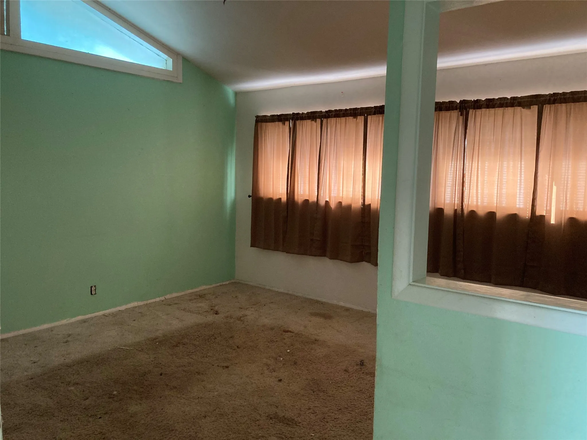 Single Family Residence For Sale in Tarrant County , 1241 Valentine Street, Hurst, Texas 76053, 3 Bedroom, 2 Bathroom, 2 Garage spaces, 1,377 Sqft, built in 1962, mls#21415840, Real Estate Agent in Hurst, Homes For Sale in Tarrant county, Homes For Sale in Hurst, Realtor in Hurst Texas, Real Estate Brokerage Independent Realty Texas, Luminita Cordes Realtor