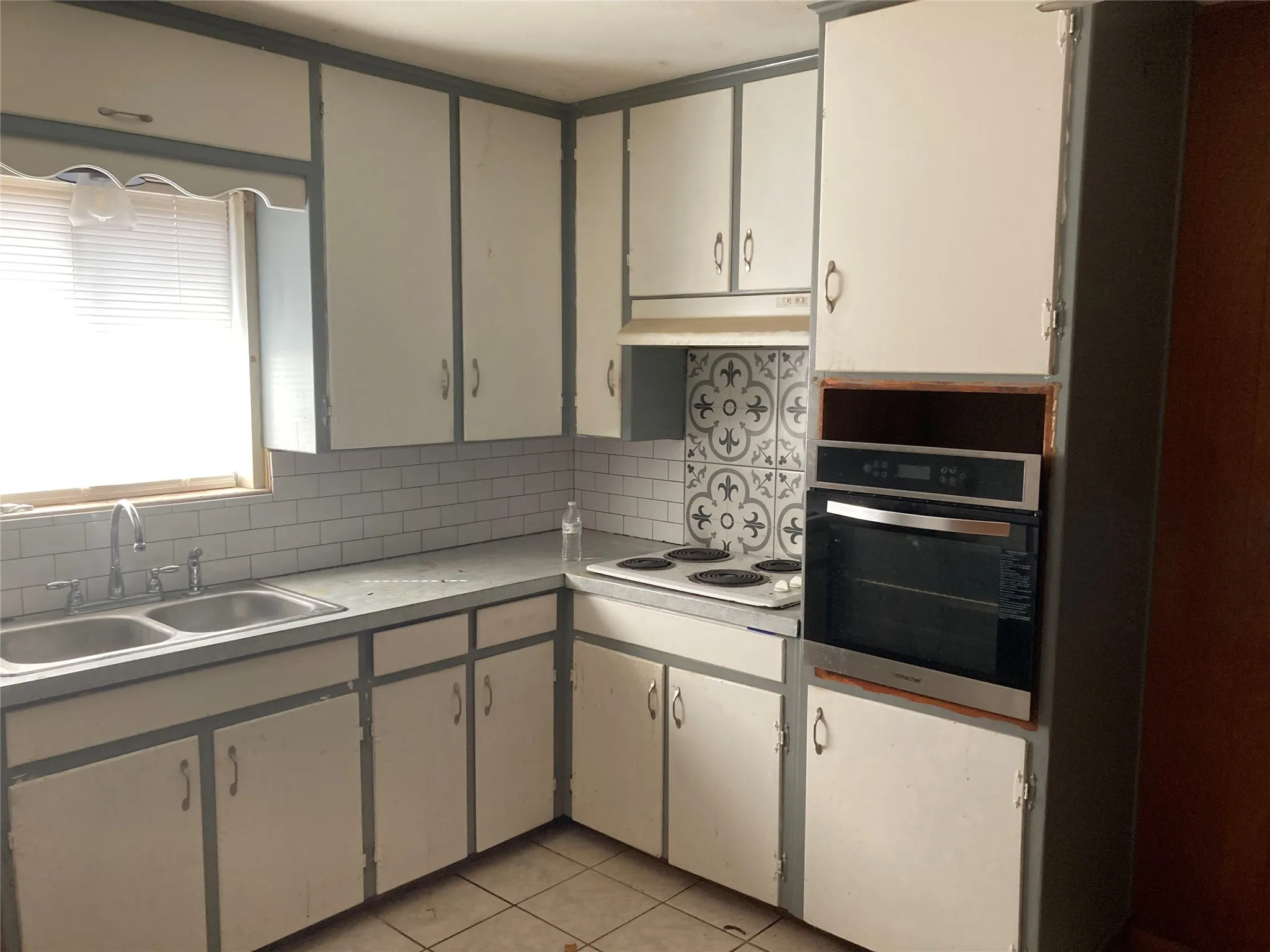 Single Family Residence For Sale in Tarrant County , 1241 Valentine Street, Hurst, Texas 76053, 3 Bedroom, 2 Bathroom, 2 Garage spaces, 1,377 Sqft, built in 1962, mls#21415840, Real Estate Agent in Hurst, Homes For Sale in Tarrant county, Homes For Sale in Hurst, Realtor in Hurst Texas, Real Estate Brokerage Independent Realty Texas, Luminita Cordes Realtor
