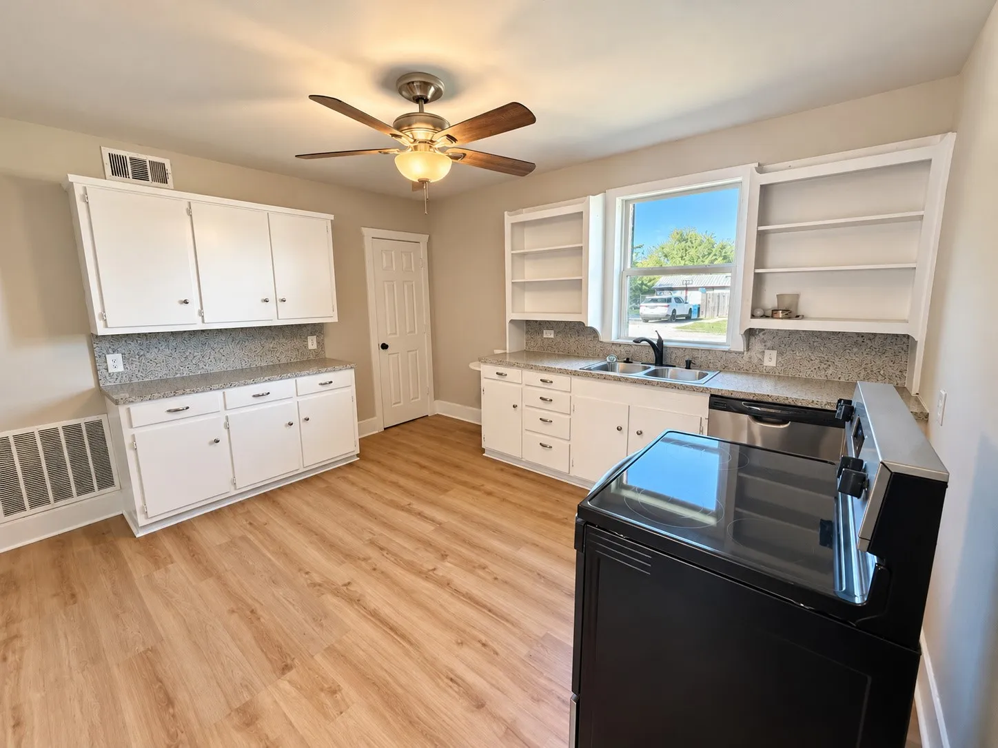 Single Family Residence For Sale in Cooke County , 401 N Frontage Road, Valley View, Texas 76272, 4 Bedroom, 2 Bathroom, Garage spaces, 2,064 Sqft, built in 1940, mls#21416067, Real Estate Agent in Valley View, Homes For Sale in Cooke county, Homes For Sale in Valley View, Realtor in Valley View Texas, Real Estate Brokerage Independent Realty Texas, Luminita Cordes Realtor