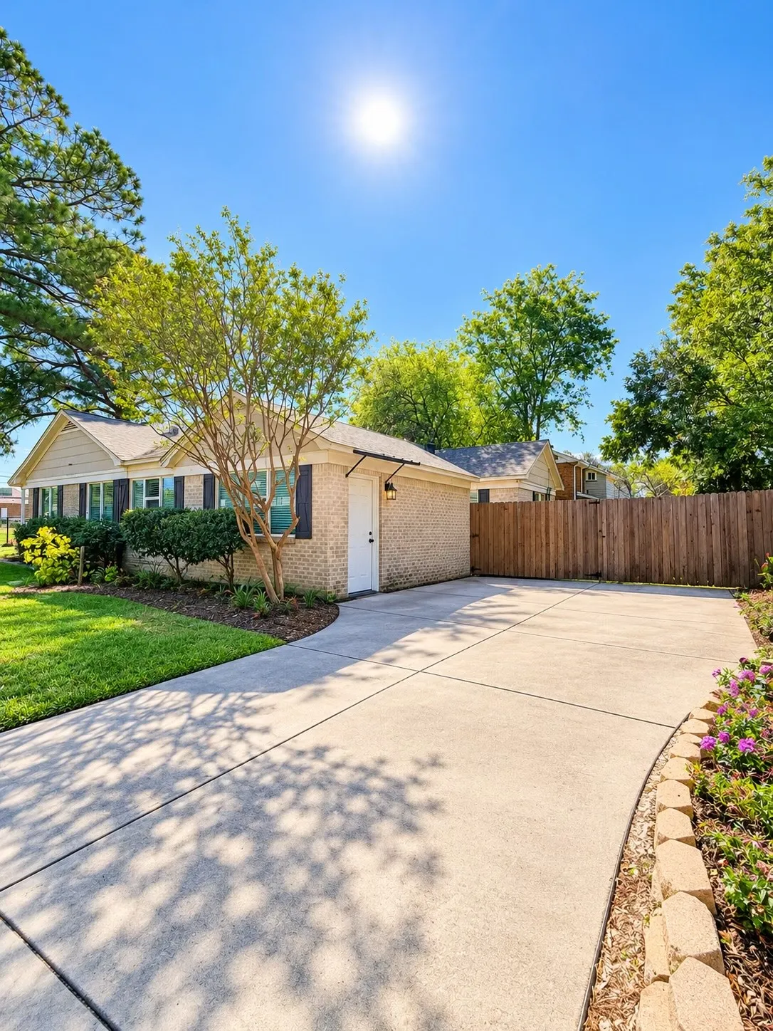 Single Family Residence For Rent in Tarrant County , 1225 N Sylvania Avenue, Fort Worth, Texas 76111, 3 Bedroom, 3 Bathroom, Garage spaces, 2,217 Sqft, built in 1949, mls#21416245, Real Estate Agent in Fort Worth, Homes For Rent in Tarrant county, Homes For Rent in Fort Worth, Realtor in Fort Worth Texas, Real Estate Brokerage Independent Realty Texas, Luminita Cordes Realtor