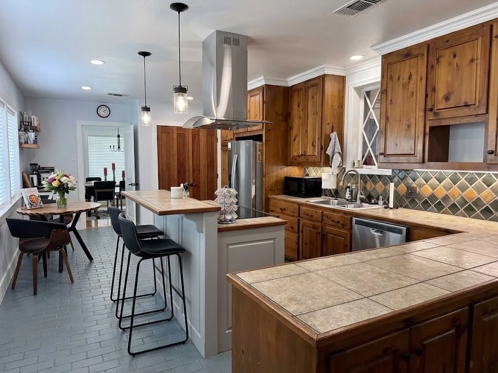 Single Family Residence For Rent in Tarrant County , 1225 N Sylvania Avenue, Fort Worth, Texas 76111, 3 Bedroom, 3 Bathroom, Garage spaces, 2,217 Sqft, built in 1949, mls#21416245, Real Estate Agent in Fort Worth, Homes For Rent in Tarrant county, Homes For Rent in Fort Worth, Realtor in Fort Worth Texas, Real Estate Brokerage Independent Realty Texas, Luminita Cordes Realtor