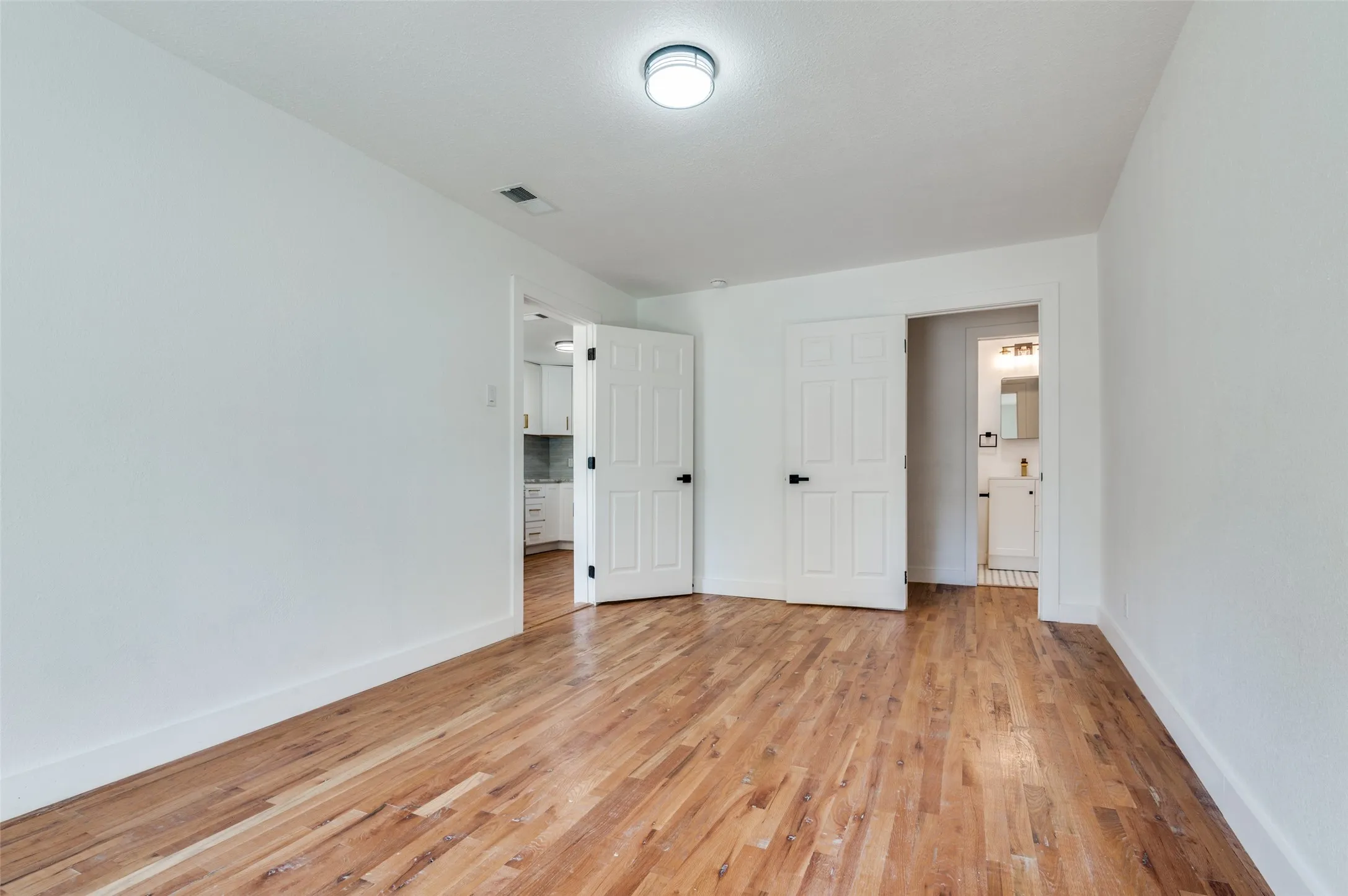 Single Family Residence For Sale in Dallas County , 927 S Franklin Street, Dallas, Texas 75211, 3 Bedroom, 2 Bathroom, Garage spaces, 1,095 Sqft, built in 1948, mls#21416381, Real Estate Agent in Dallas, Homes For Sale in Dallas county, Homes For Sale in Dallas, Realtor in Dallas Texas, Real Estate Brokerage Independent Realty Texas, Luminita Cordes Realtor